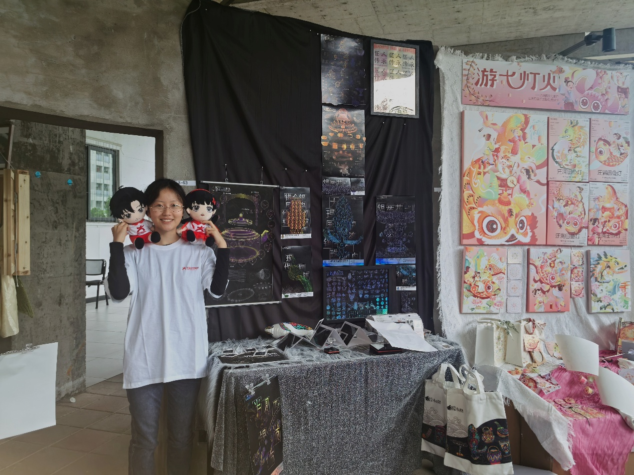 通過信息可視化畢業作品，小中兄妹領略到有非遺的展現也有地方性文化的展現，進而延伸到文創作品，這不僅展現了美，也傳承了非遺文化。
