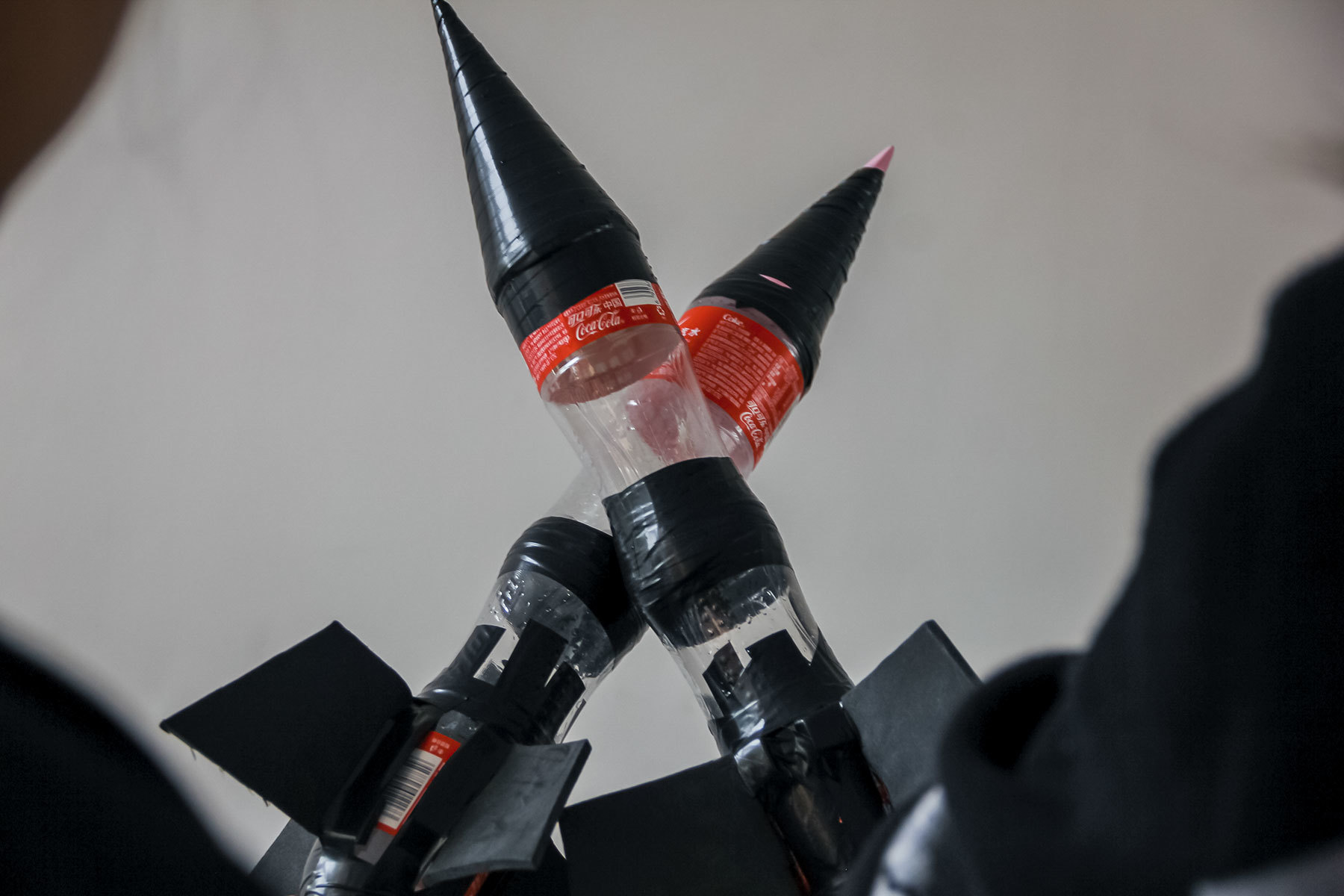 这是我们亲手做的环保水动力火箭,拍个照吧,记录一下小成果.