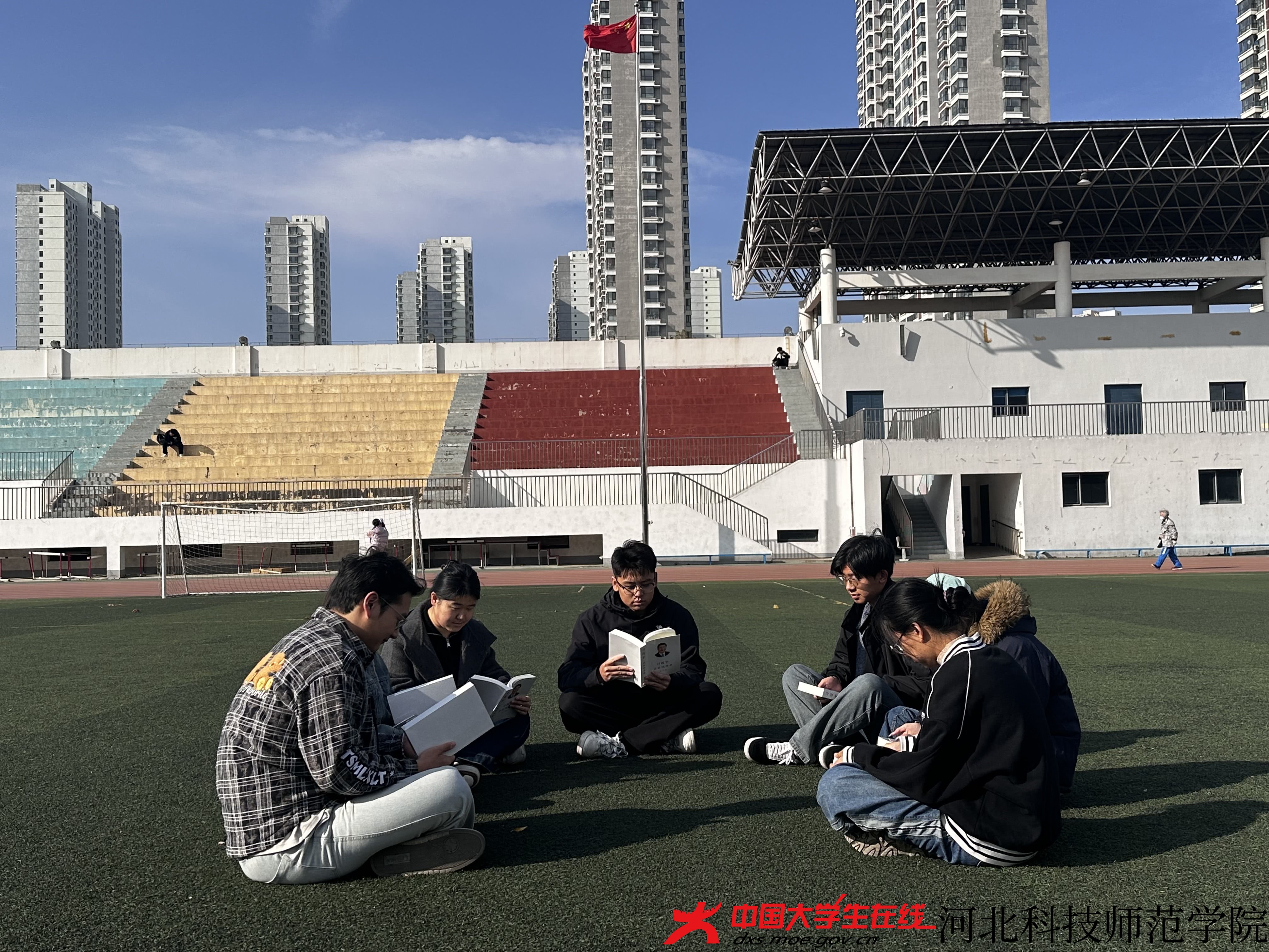 书香城建・国旗下共读(孟令晗 摄).JPG 书香城建・国旗下共读(孟令晗 摄).JPG