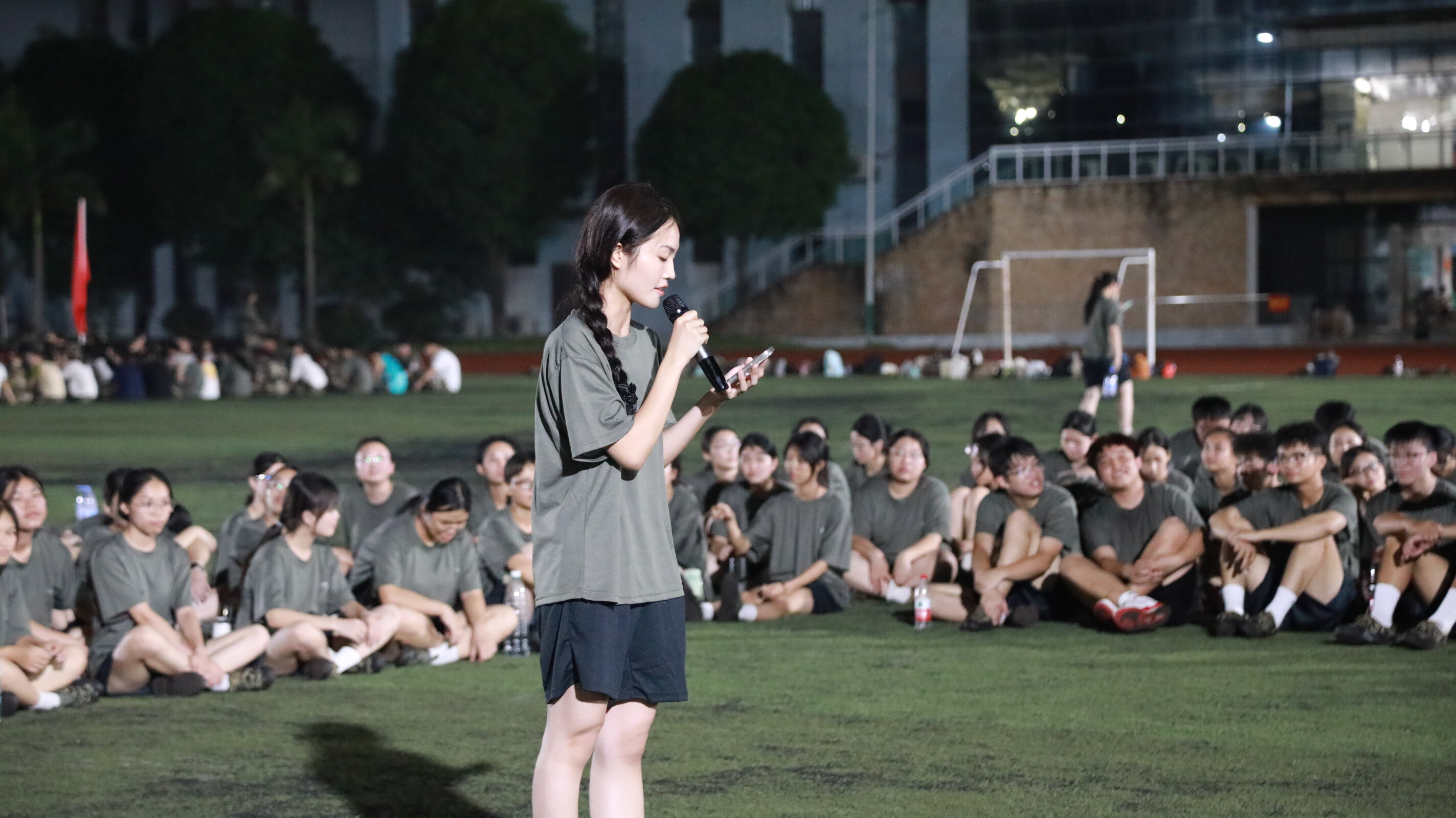 随着夜色的加深，学子们换上了舒适的体能服，在繁星点点的夜空下，举办了一场别开生面的晚会。