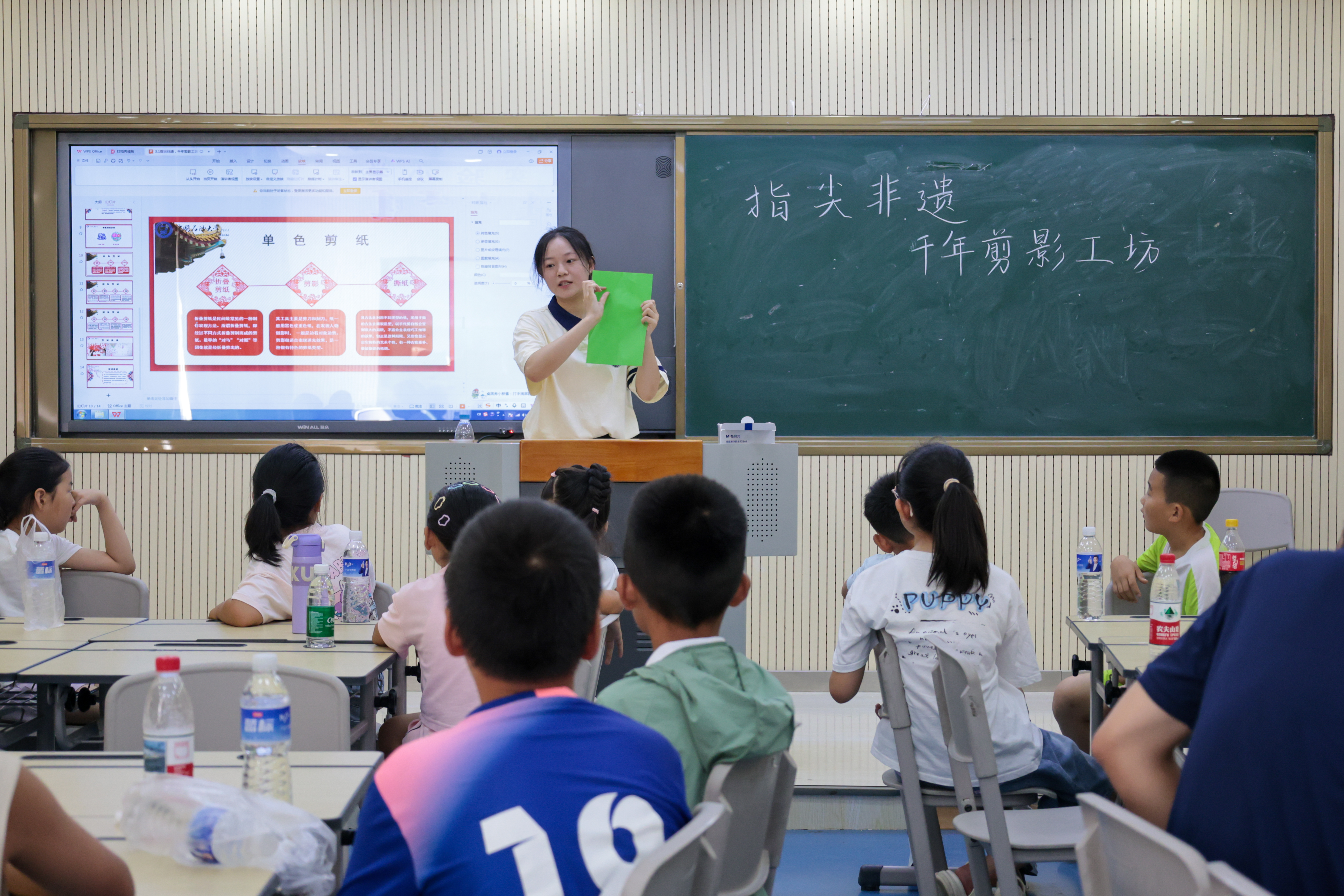 在手工课课堂上 季粟萍摄.jpg