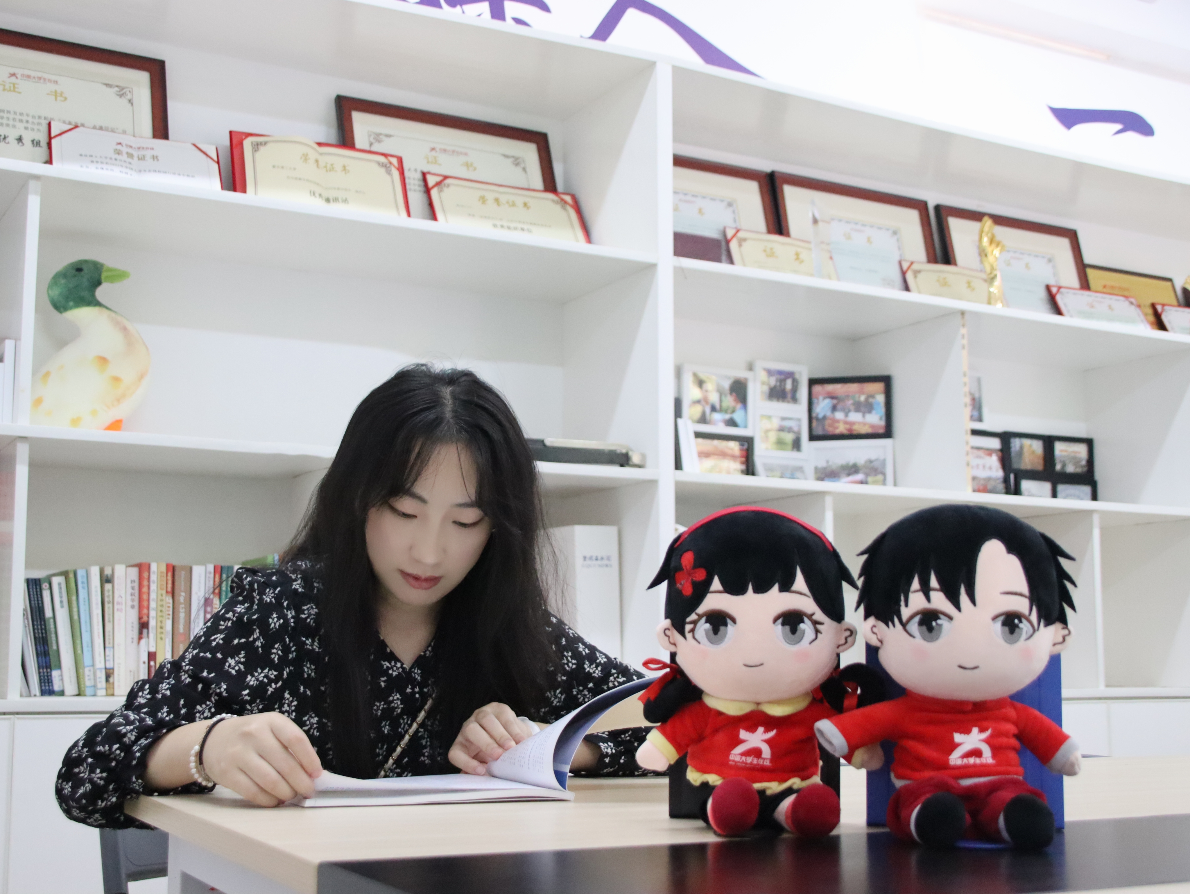“一朝校媒人，一生新闻情。”CQUTer在重庆理工大学学生新闻中心编辑厅学习和阅读。
