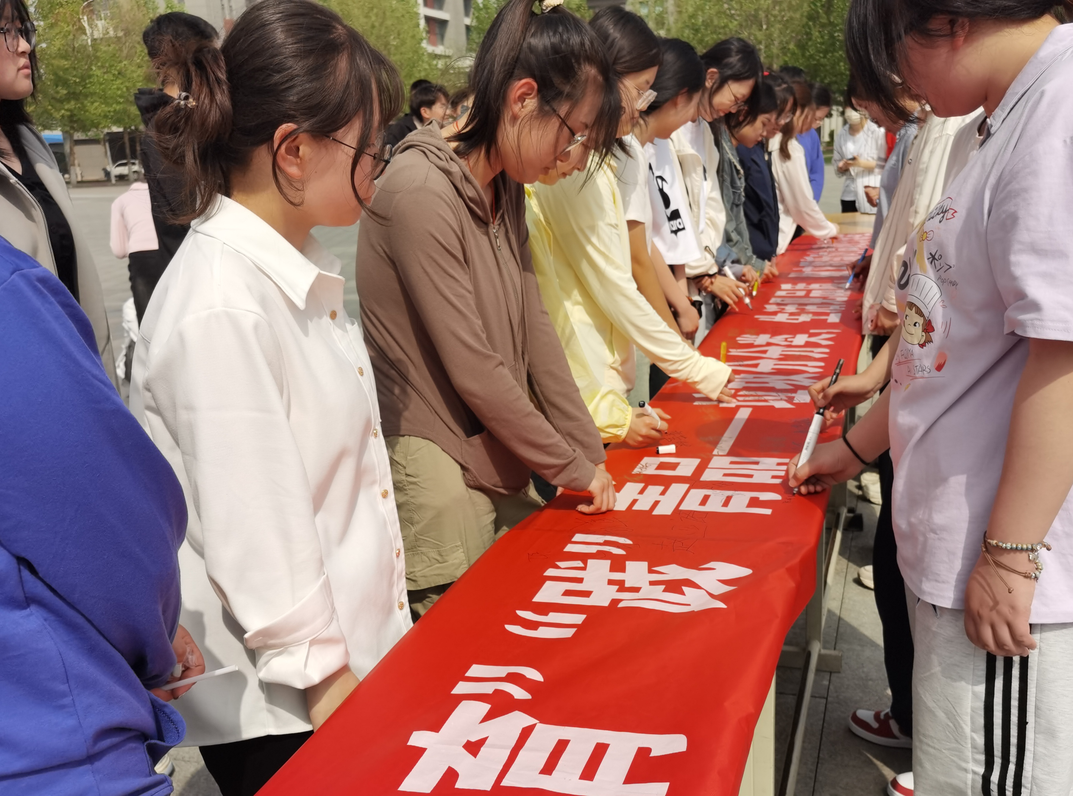 项目团队开展“弘扬劳动精神 献礼五四青年节”——生活垃圾分类主题签名活动.jpg 项目团队开展“弘扬劳动精神 献礼五四青年节”——生活垃圾分类主题签名活动.jpg