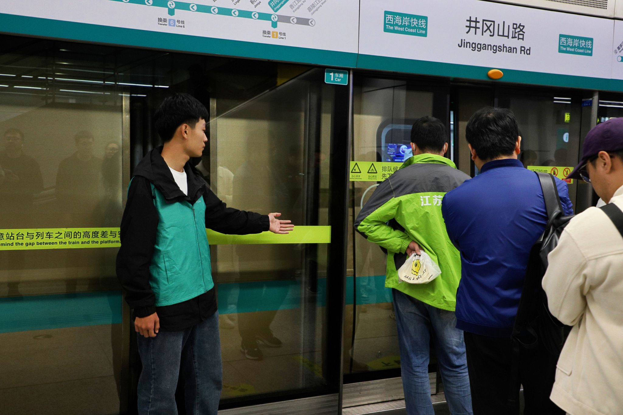 志愿者引导地铁乘客 志愿者提供.jpg 志愿者引导地铁乘客 志愿者提供.jpg