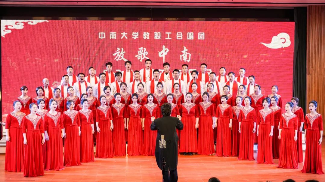 音乐会上
教职工合唱团先后深情献唱了
《打靶归来》《天路》《灯火里的中国》等作品