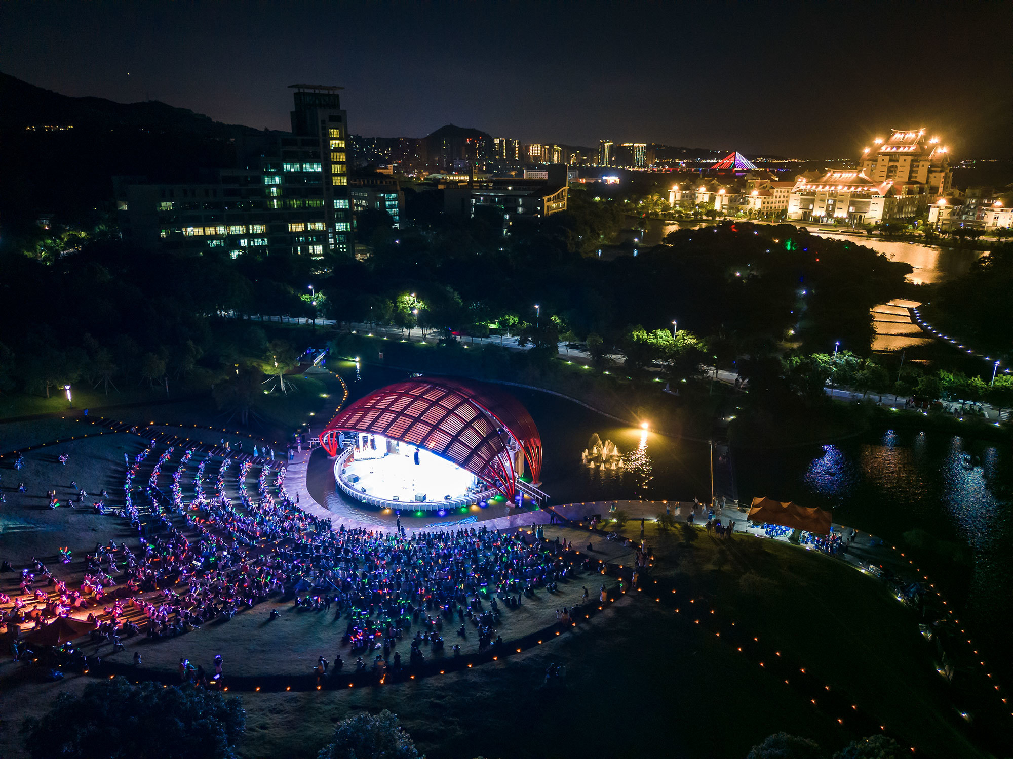 7月5日，厦门大学嘉庚学院2024年“季忆‘嘉园’”毕业晚会在水上音乐广场倾情上演，为2024届毕业生们送上了最真挚的祝福。（摄影：朱凯东）