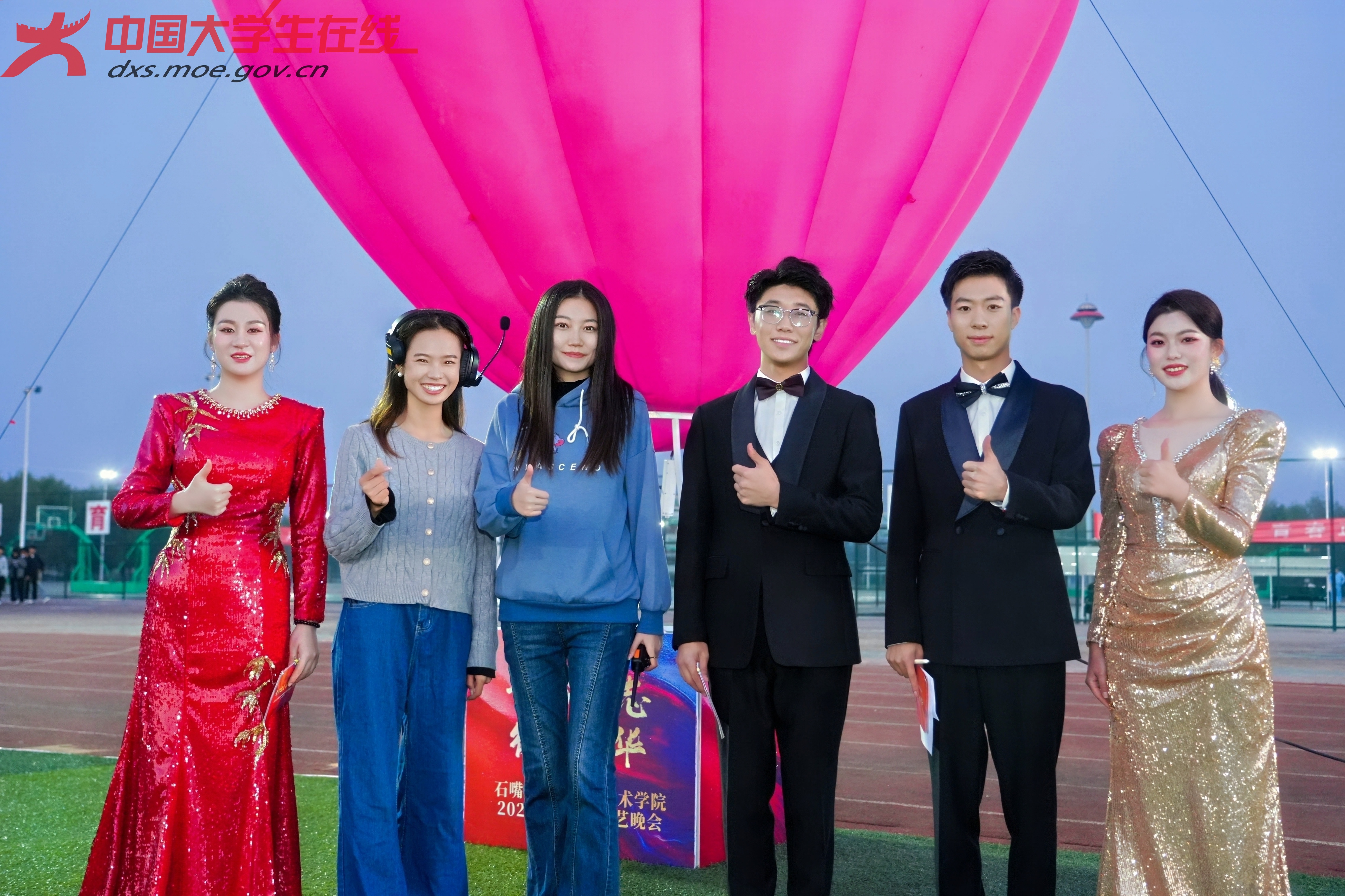 迎新生晚会主持人与幕后工作者合照