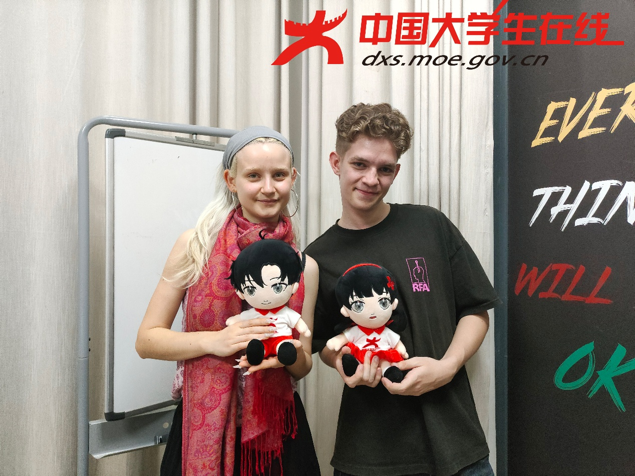 最后小中兄妹来到了鱼城英语角，来体验了交换生的交谈会，Sarah和Emil他们用生动的游戏来演绎活动内容，让小中兄妹体验到了交换生的热情，也感受到中外交流的融洽氛围。