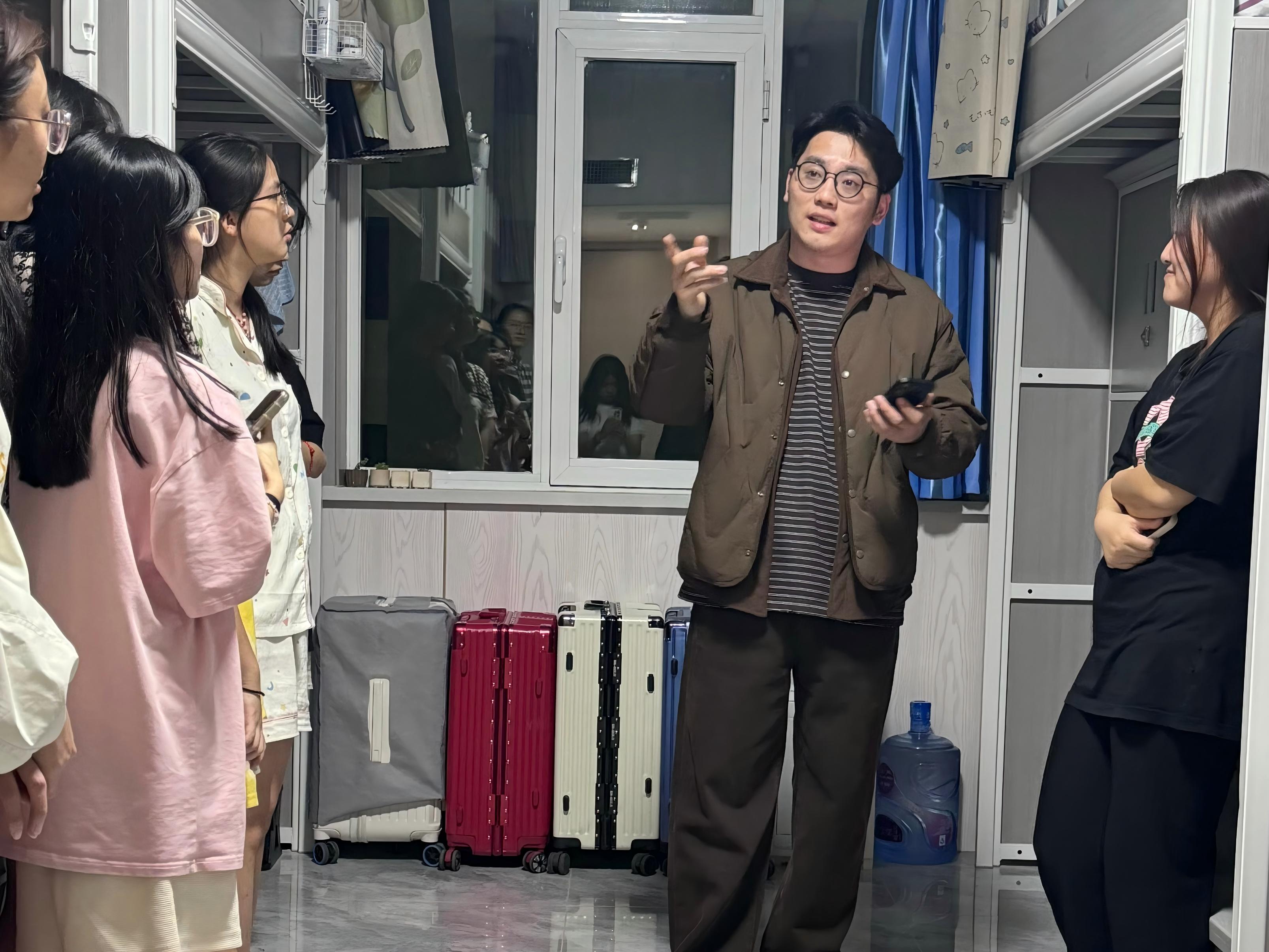 图:田树雨老师在寝室做职涯指导.jpg 图:田树雨老师在寝室做职涯指导.jpg