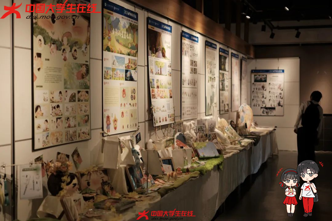 截至目前，作品展已累计接待校内外参观者1000余人次，成为展示新时代职业教育风采的重要窗口。（校园网络通讯站 摄）