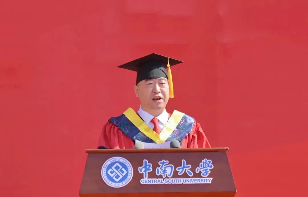 校党委副书记李景升宣读学校关于表彰优秀毕业生的决定。