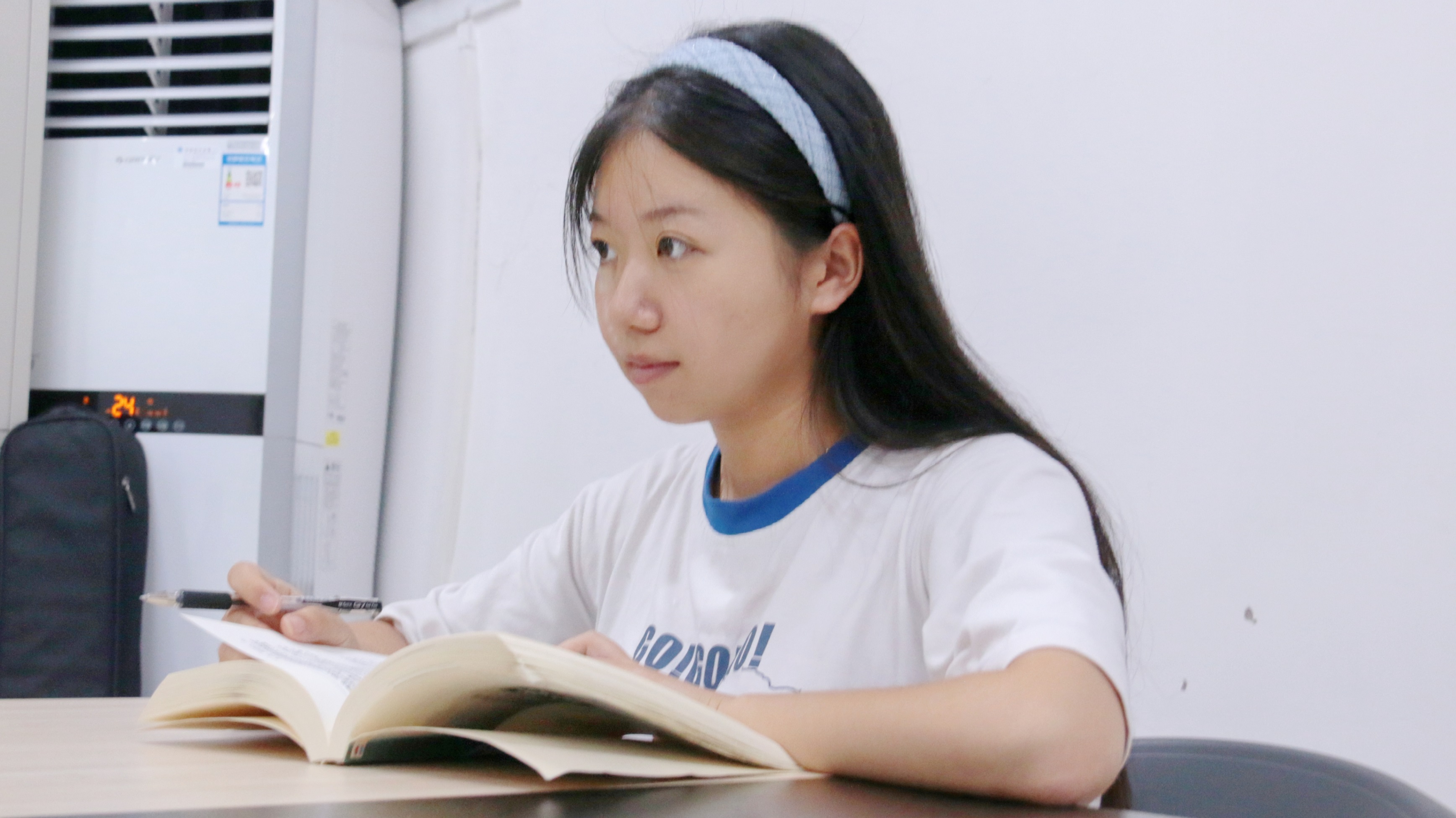 谭钰读书照（重庆知识产权学院 李凯摄）  (2).jpg