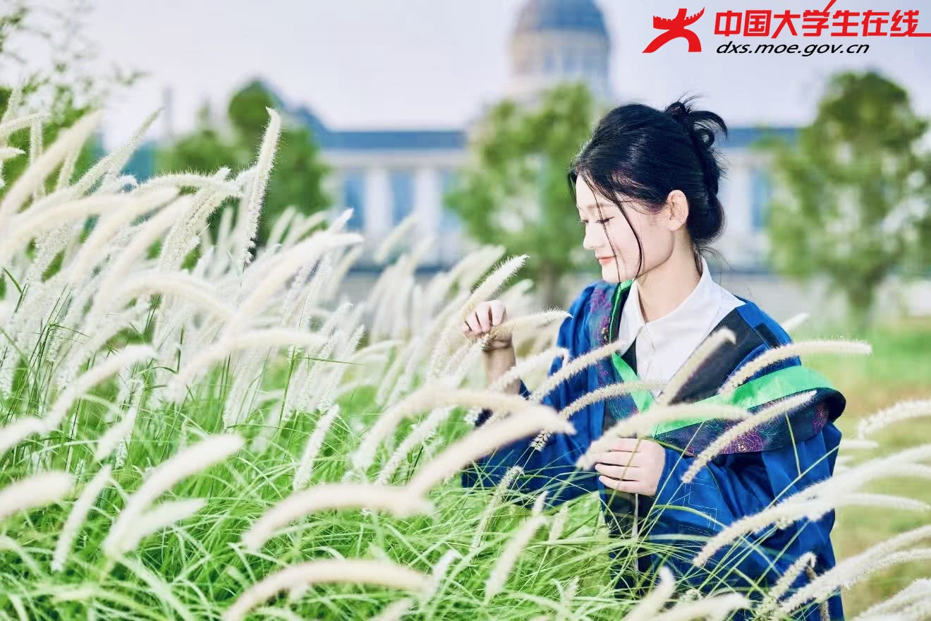 毕业生在草间与校园同框 来源：崔俞