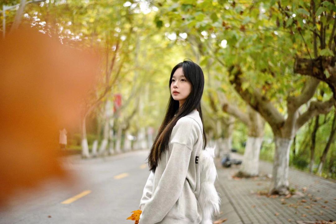 温柔恬静的同时，还有一丝小俏皮，低头垂眸的一瞬间充满宁静与美好。
西南科技大学徐帆 摄