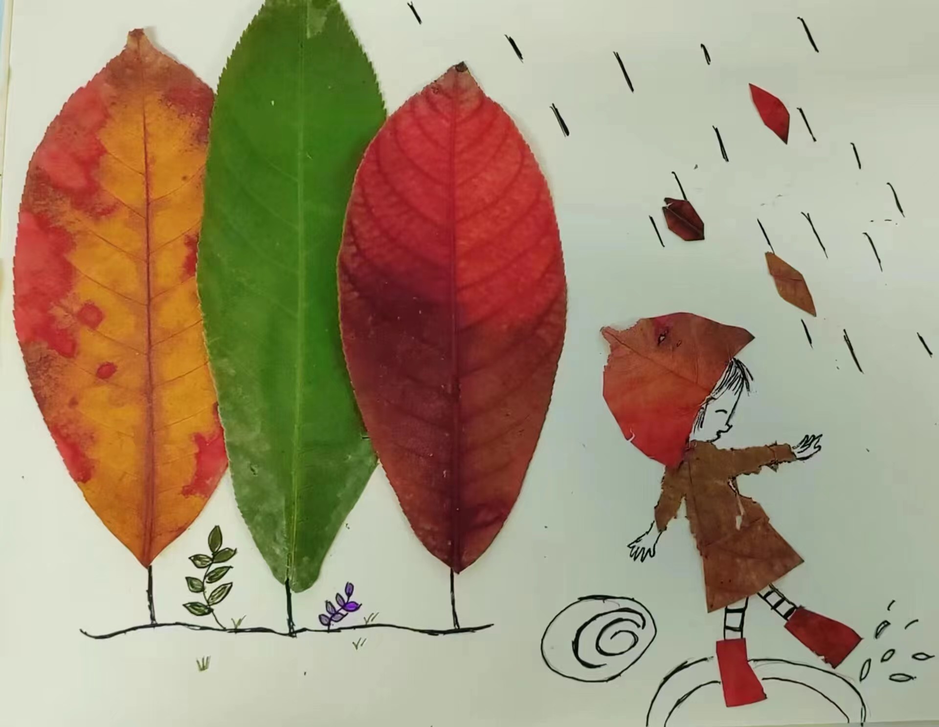 雨滴点点落下,打在梧桐树上.孩童于秋兩中玩耍,溅起朵朵水花.