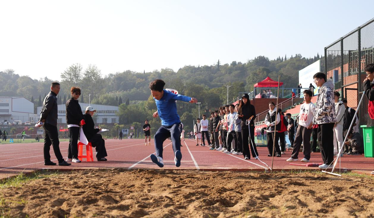 跳远赛场上，纵身一跳，是劲力与距离的较量。