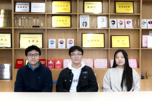 全国二等奖——X³ 队，指导老师，郑洲顺。“X³ 队”由队长大数据2001班王信达和两名队员大数据2002班的戴翔和应数2003班的李欣如组成