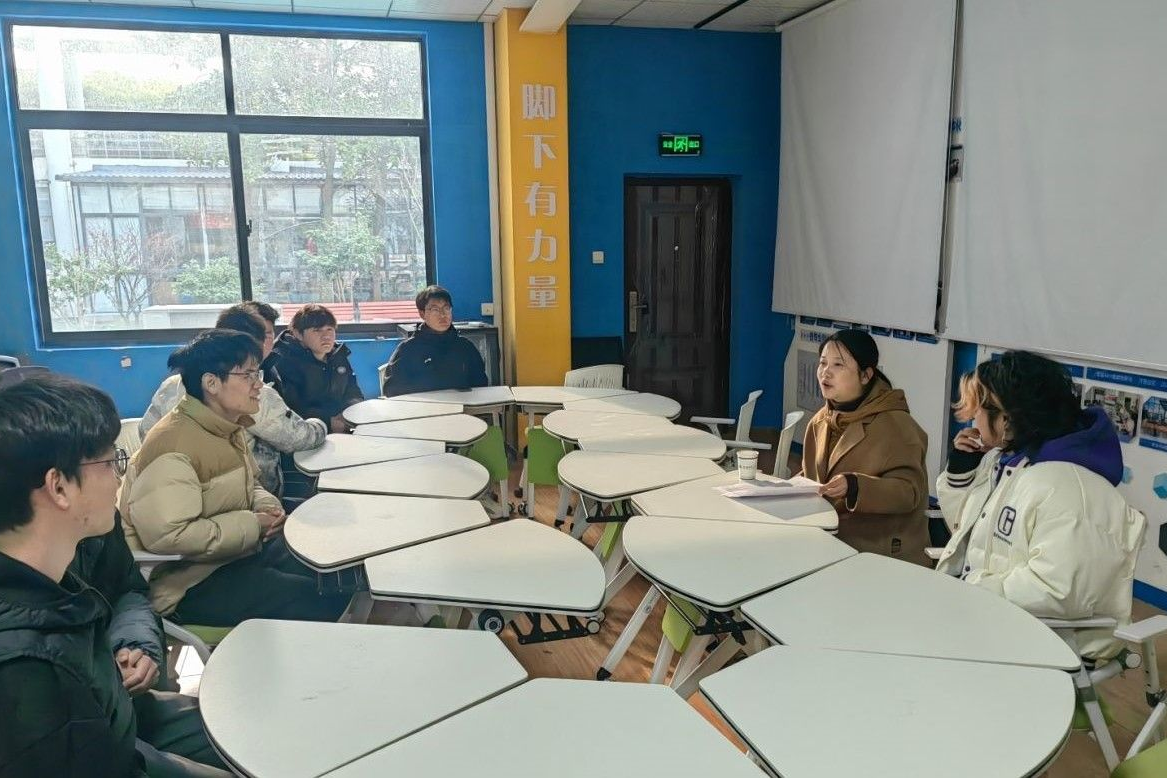 俞庆英老师开会照.png 俞庆英老师开会照.png