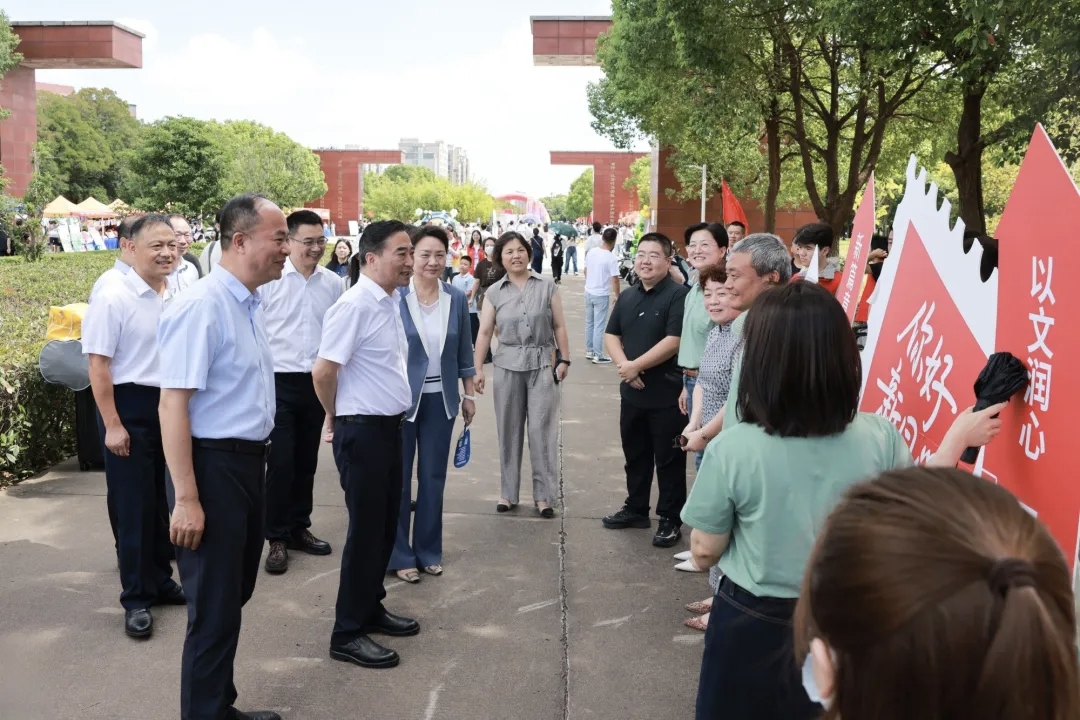 领导1.jpg 领导1.jpg