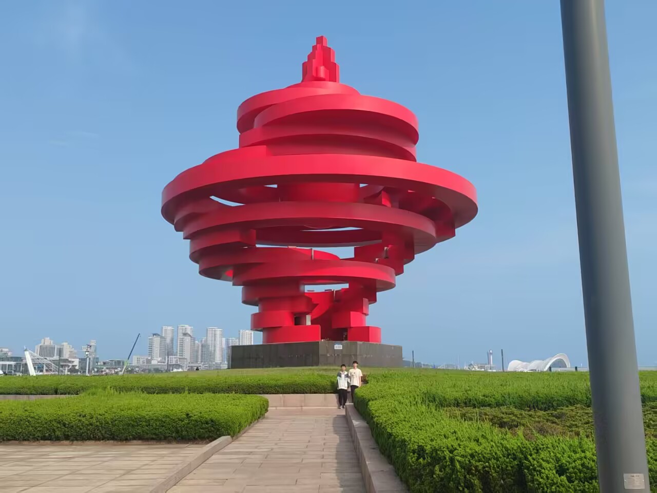 红魂实践队参观五四广场 罗佳豪摄(1).jpg 红魂实践队参观五四广场 罗佳豪摄(1).jpg
