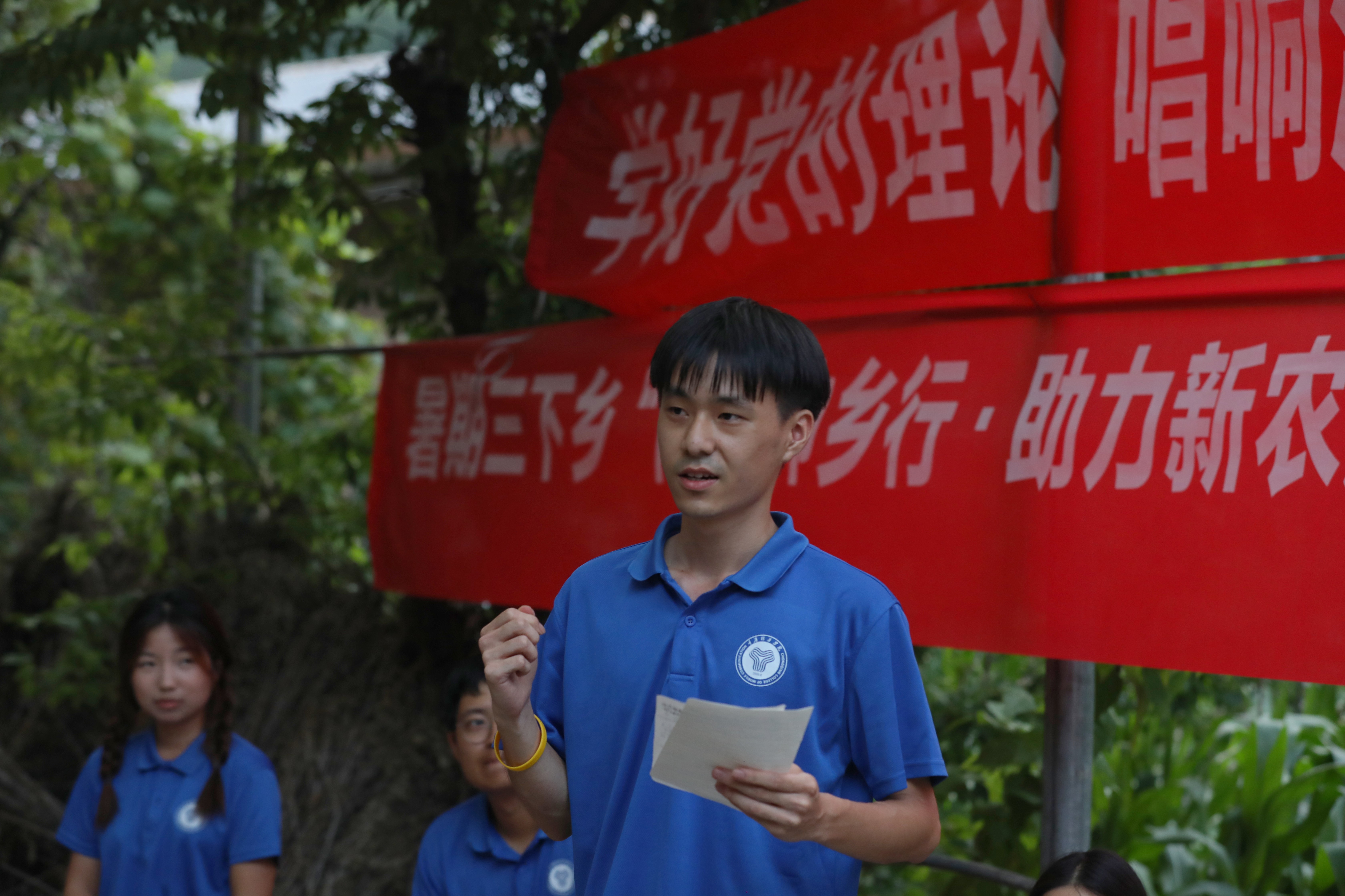 图4:图为团队成员在于村民分享防范知识.jpg 图4:图为团队成员在于村民分享防范知识.jpg