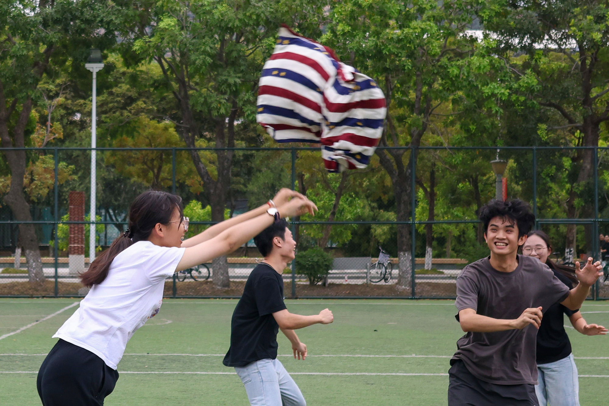 抛掉烦恼，“枕”奋精神！（摄影：肖黄禹翔）