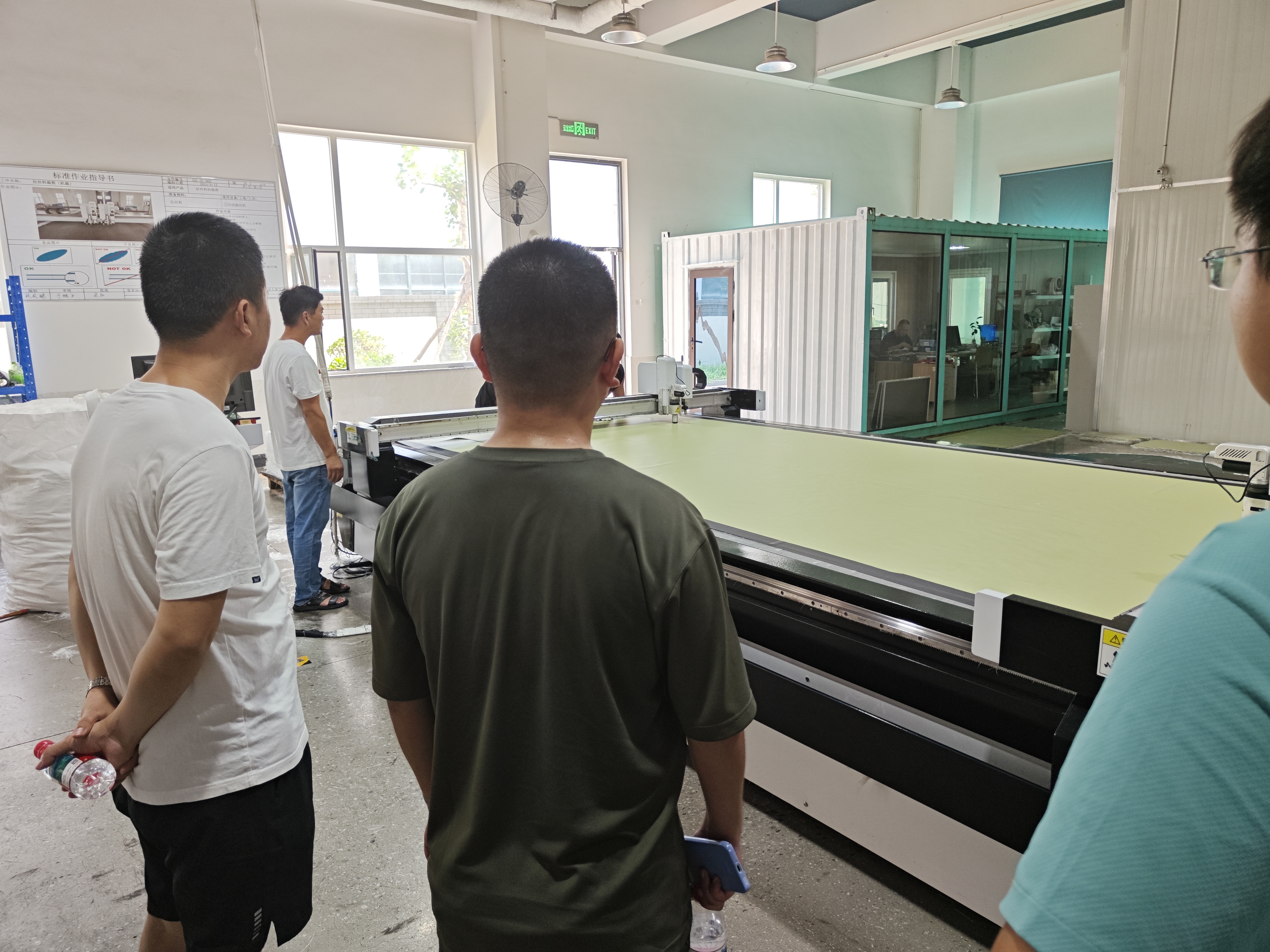 石帆逐浪力学实践队 队员在水知乐公司参观原料机械切割工艺 周禹希摄.jpg