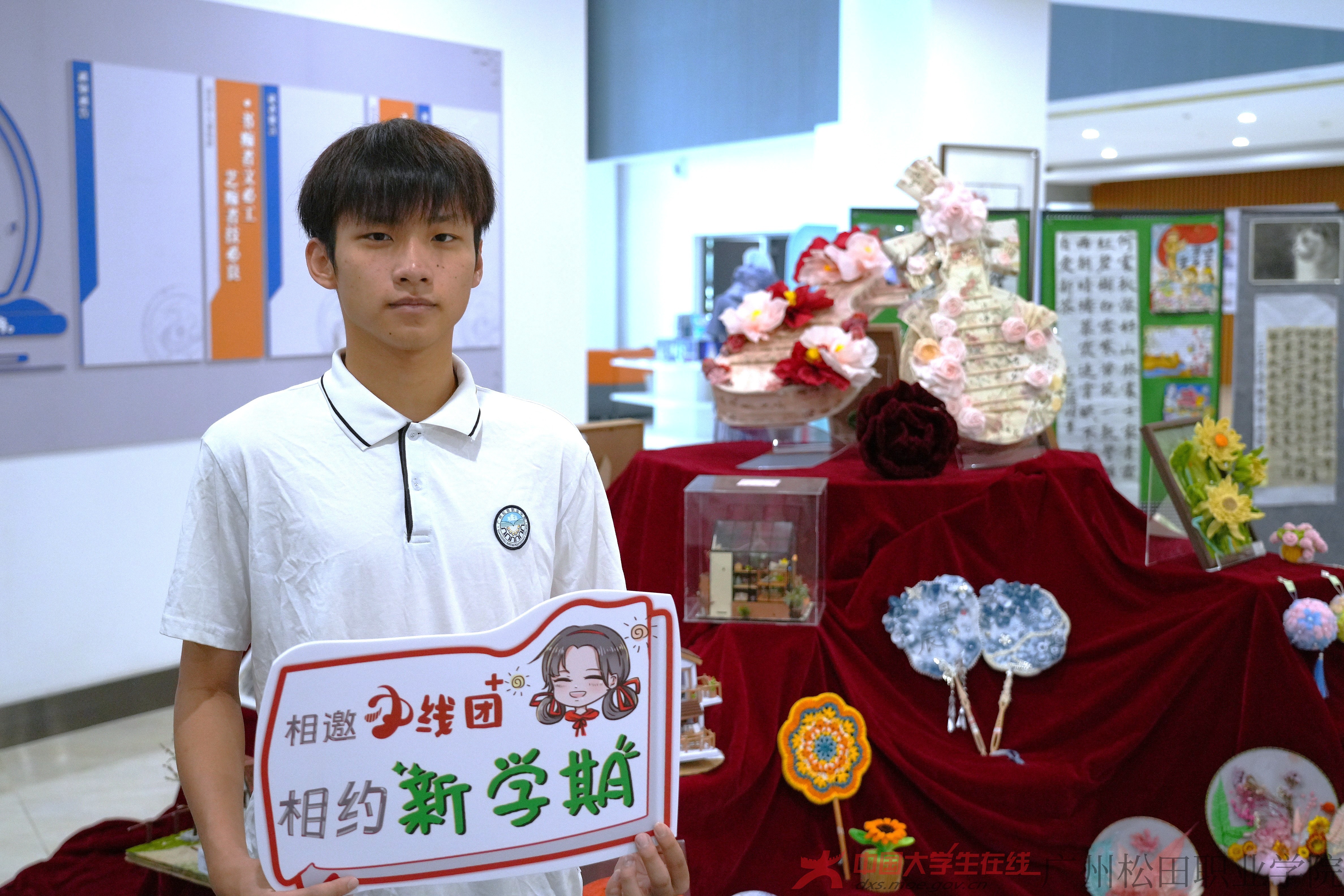 古風團扇、創意花藝等手工作品在紅布上繽紛陳列。