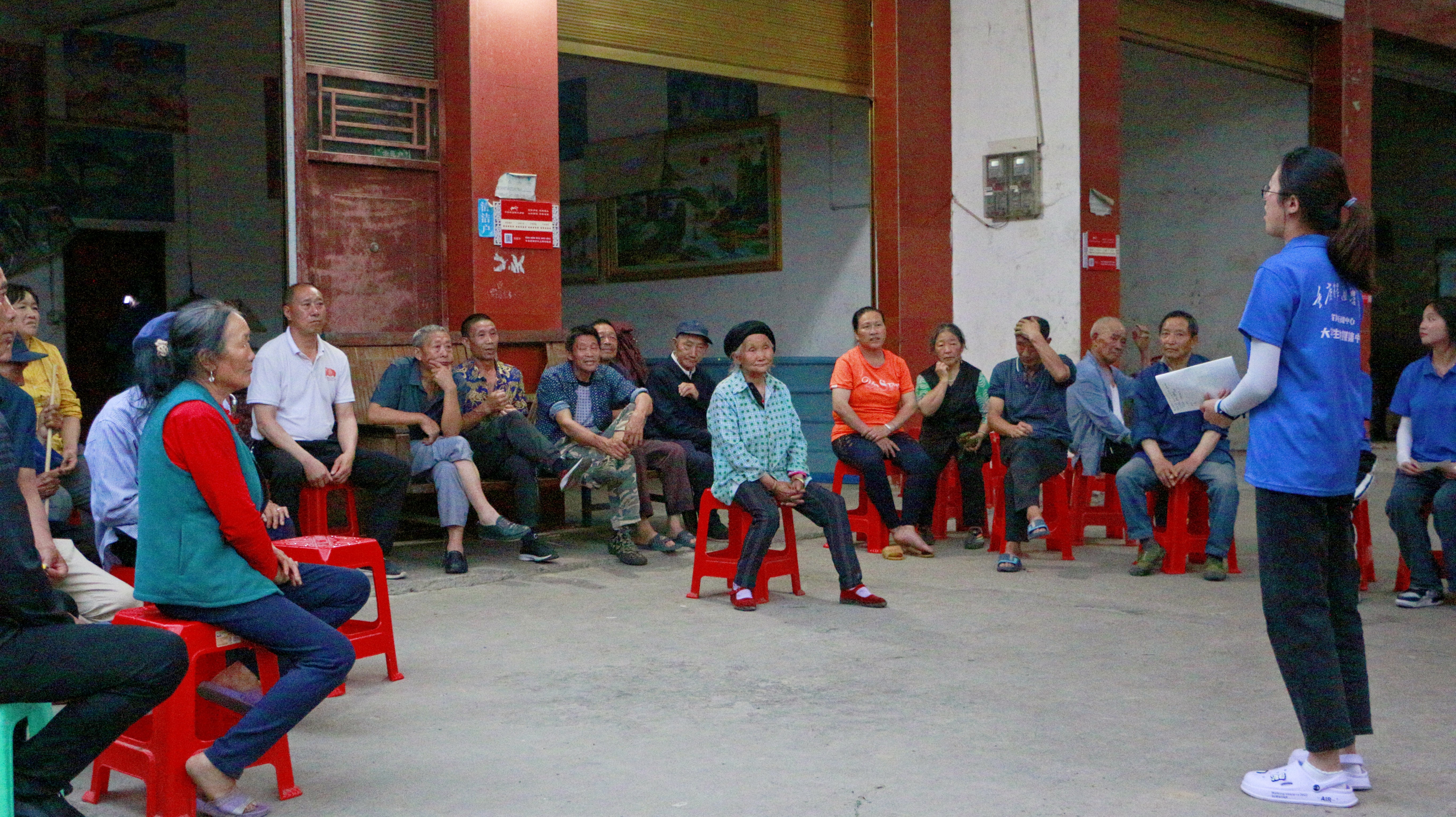 图2:图为团队成员在于村民分享防范知识2.jpg 图2:图为团队成员在于村民分享防范知识2.jpg