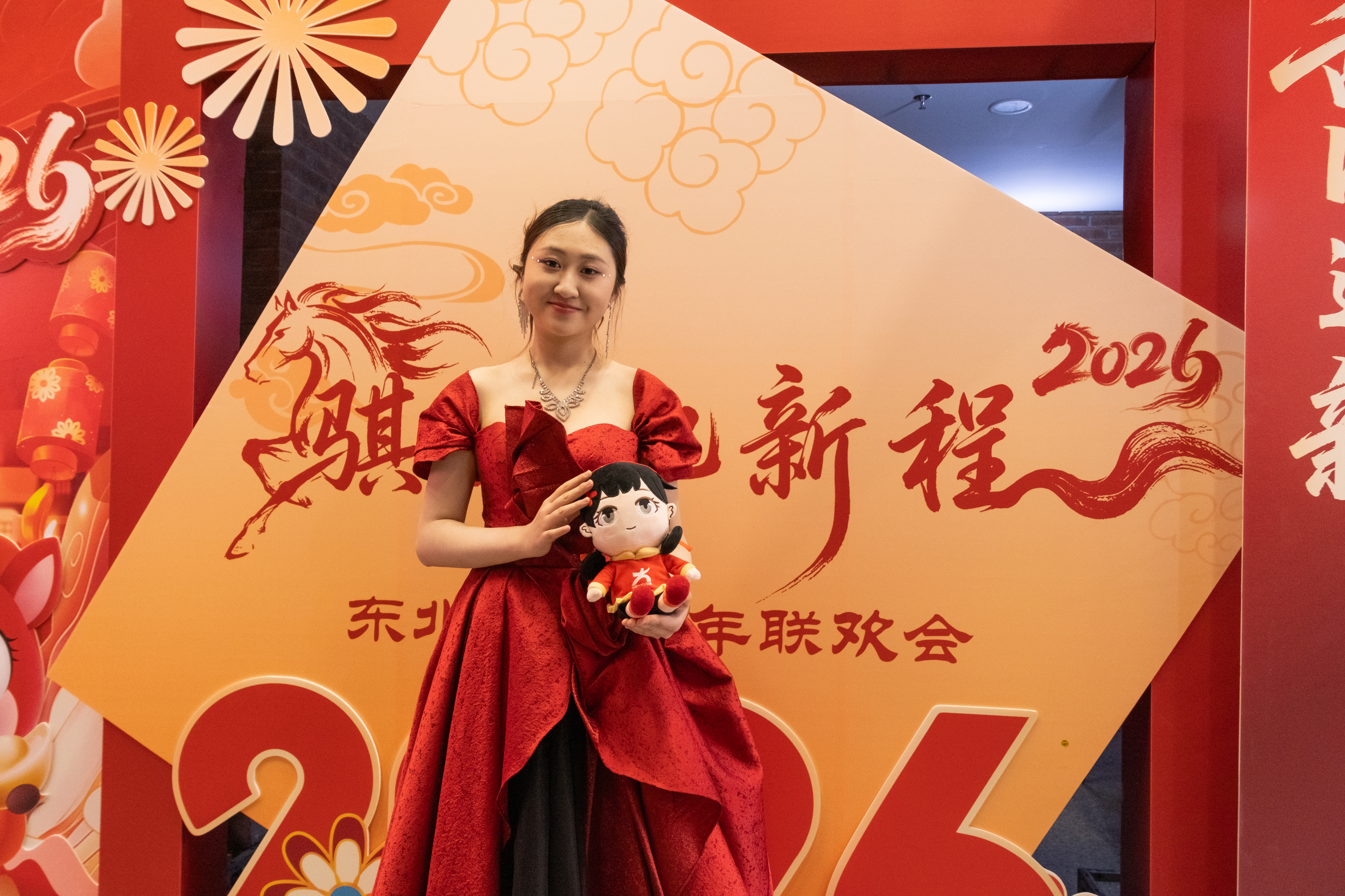 红裙映新年，骐骥赴新程