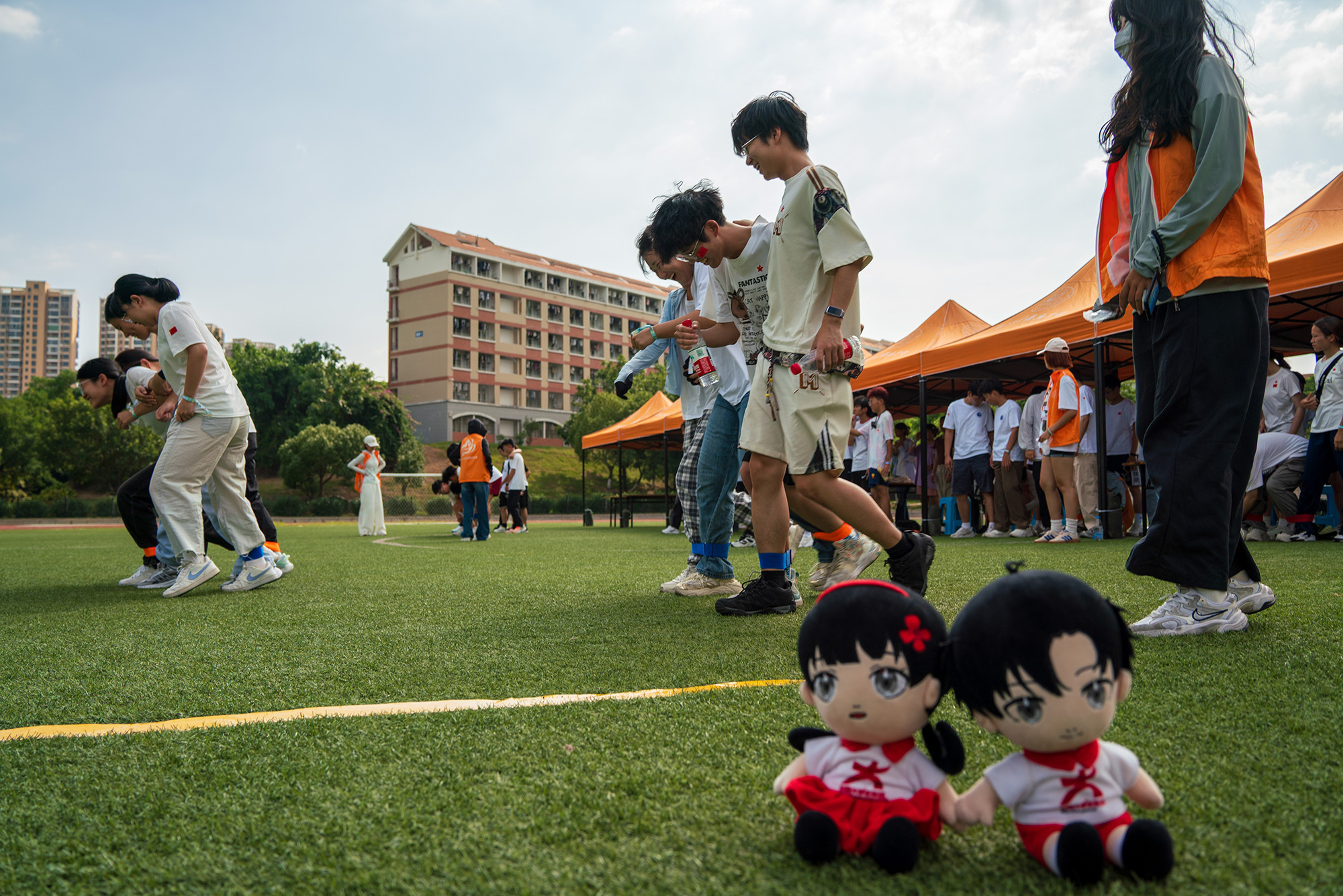 游戏打卡点“步履华章”。四人五足,齐步向前。(摄影:周世冰).jpg 游戏打卡点“步履华章”。四人五足,齐步向前。(摄影:周世冰).jpg