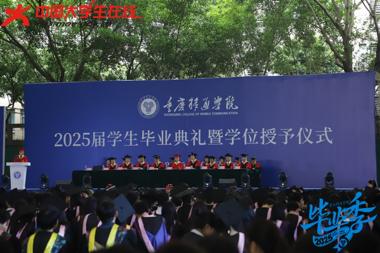 毕业生们身穿盛装，只为迎接人生中这一次的毕业典礼。