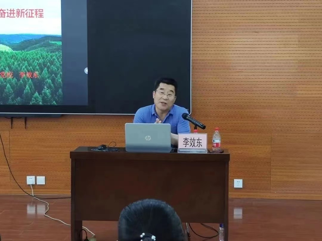 图片2.邀请承德市委党校李效东教授为学生讲授塞罕坝精神.png