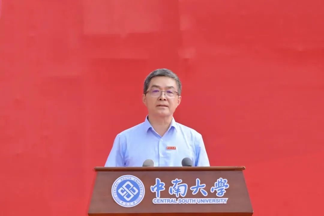 从内燃机车专业的学生，到国家新能源汽车科技专项首席专家/总体专家组组长，校友代表，清华大学学术委员会副主席，中国科学院院士，全国政协常委欧阳明高讲述了自己从中南出发、投身新技术革命四十余年的成长感悟。