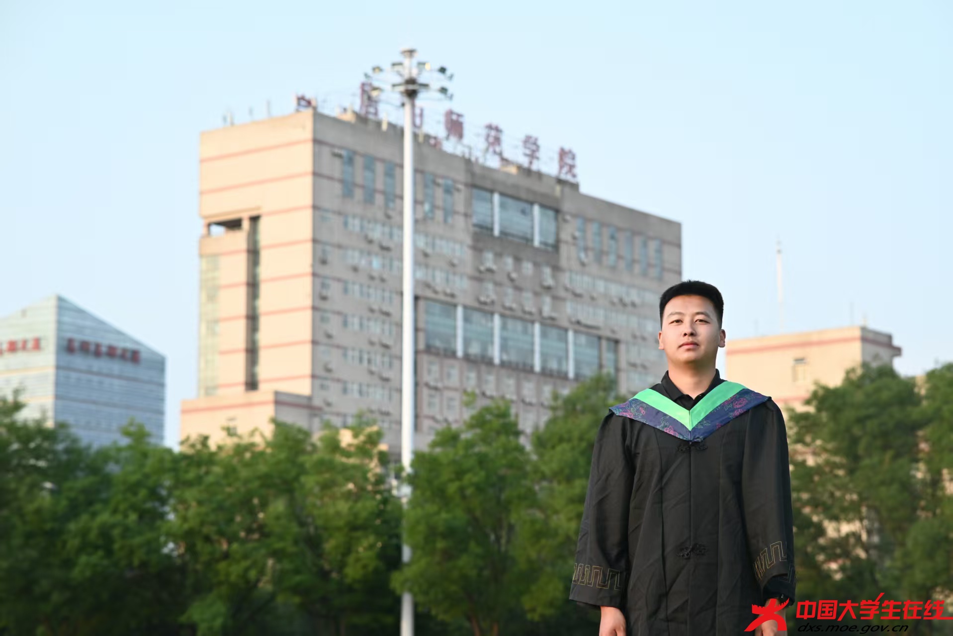 合上校园的青春诗篇，翻开人生的崭新画卷，愿你以坚持为笔，用热爱调色，绘就斑斓未来（唐山师范学院邱嘉诚提供）