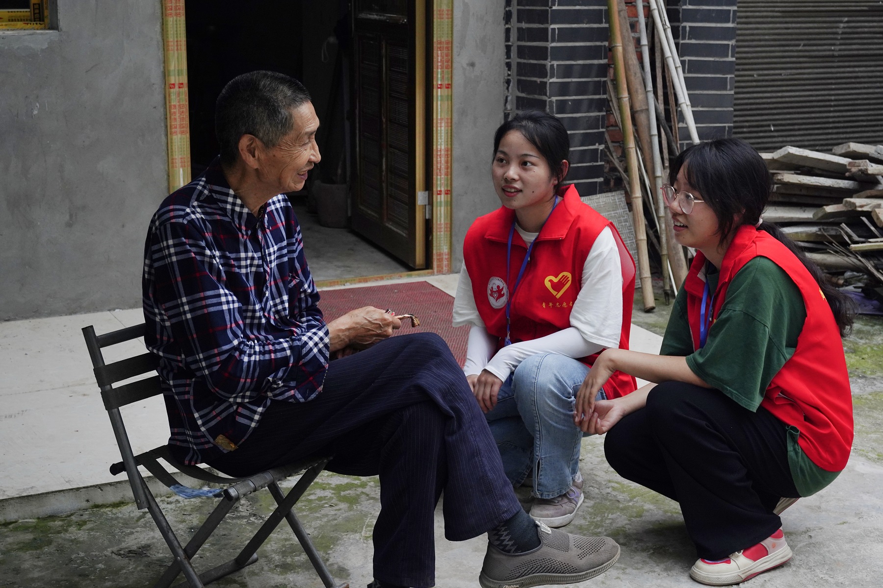 图14:图为团队成员向村民询问新学村现况.jpg 图14:图为团队成员向村民询问新学村现况.jpg