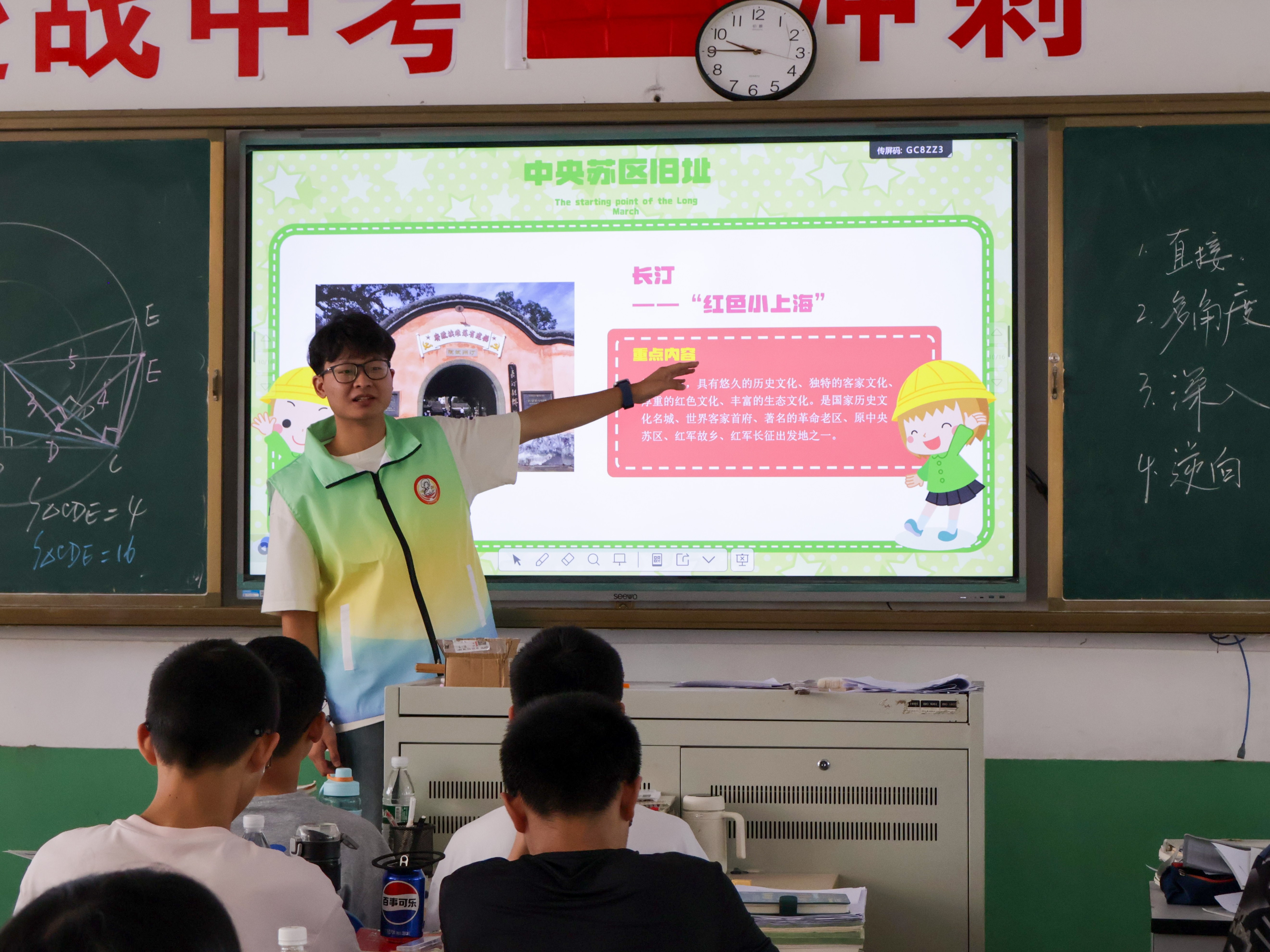 02图为队员刘祎韬声情并茂地向同学们介绍长汀的红色底蕴，他介绍了长汀在红军长征、苏区建设时期的历史背景，还选取了与本地相关的史实片段来讲解，以此帮助学生了解本土的红色文化。董苏丹 供图