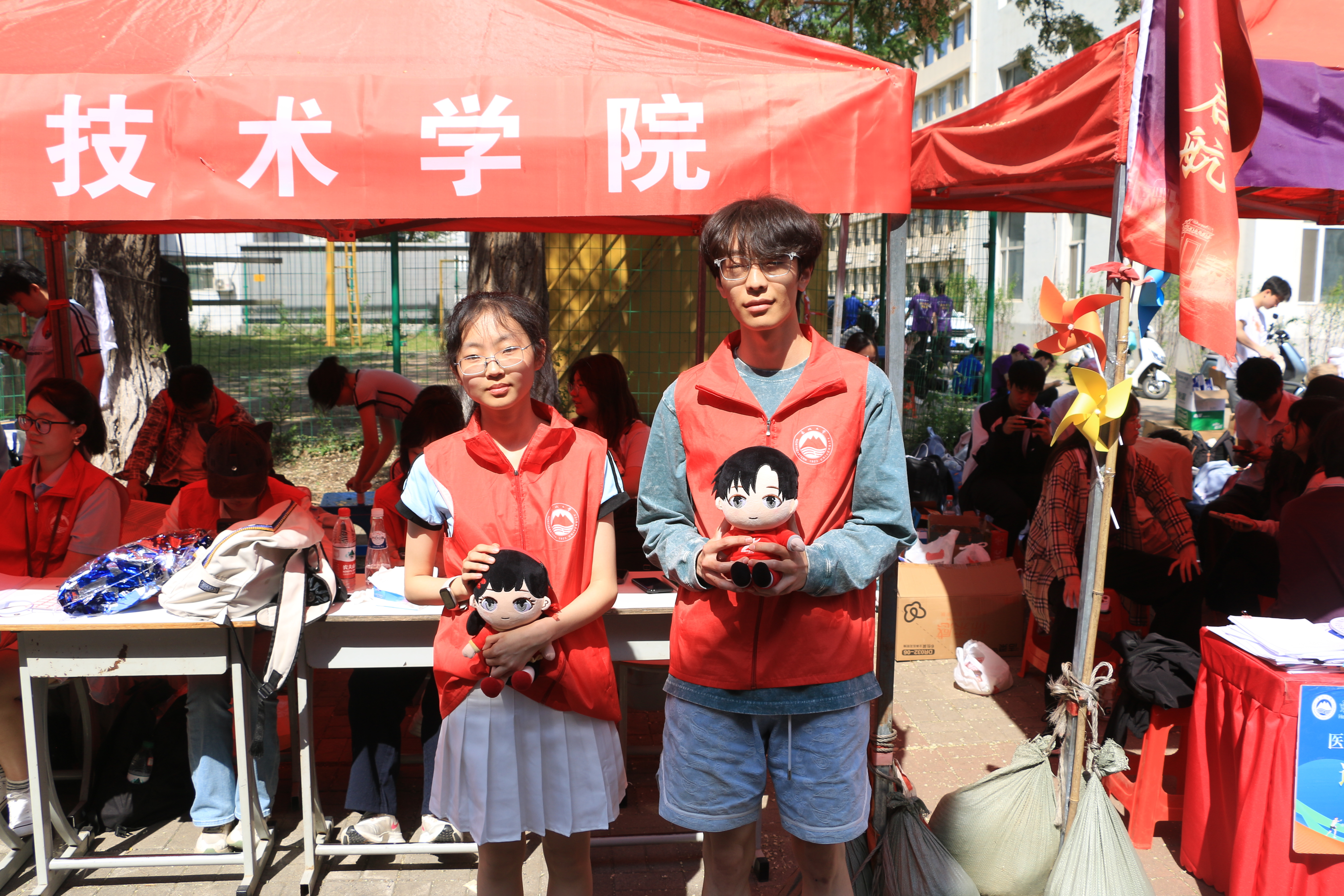 阳光、伙伴和小中兄妹，是志愿现场最治愈的风景