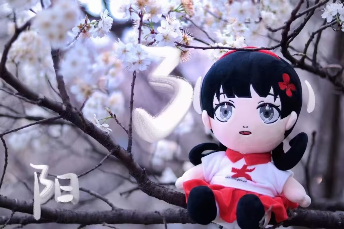伴着小中妹妹的脚步，我们来到了犹如“白雪皑皑”的花丛中。阳春三月，暖风拂过，朵朵白花竞相绽放，小中妹妹也为此驻足，盛开的白花，似繁星点点，为春日增添了一抹清雅与生机。（刘欣悦 摄|李彦羲 制图）