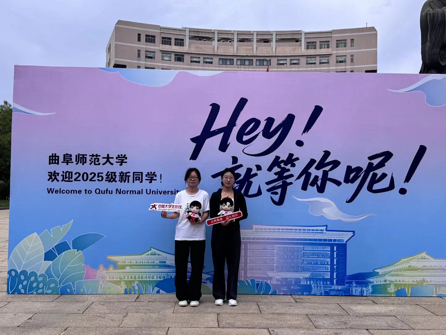 新生在展板前打卡