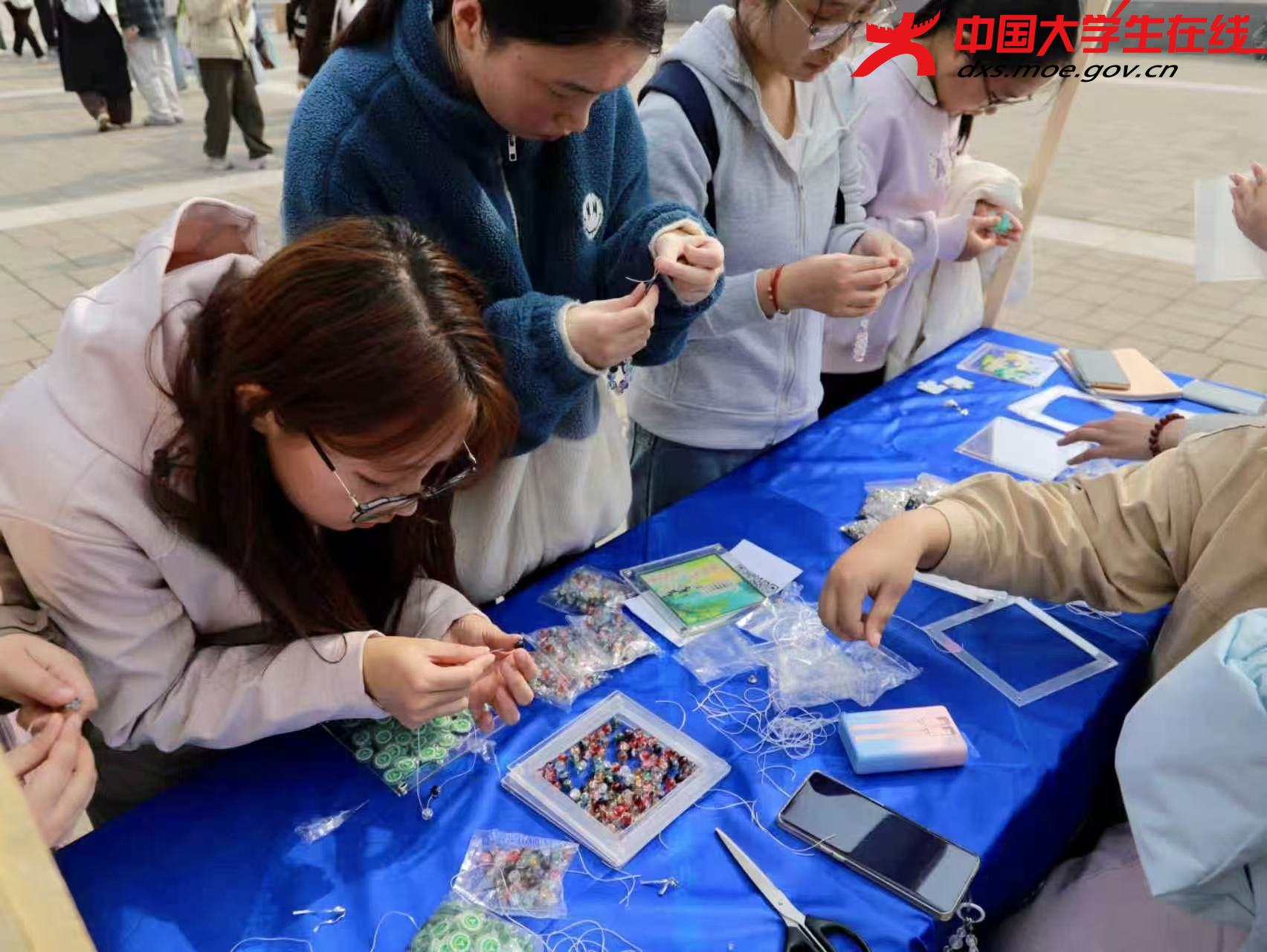学子游玩小游戏（二） 来源：河南农业大学