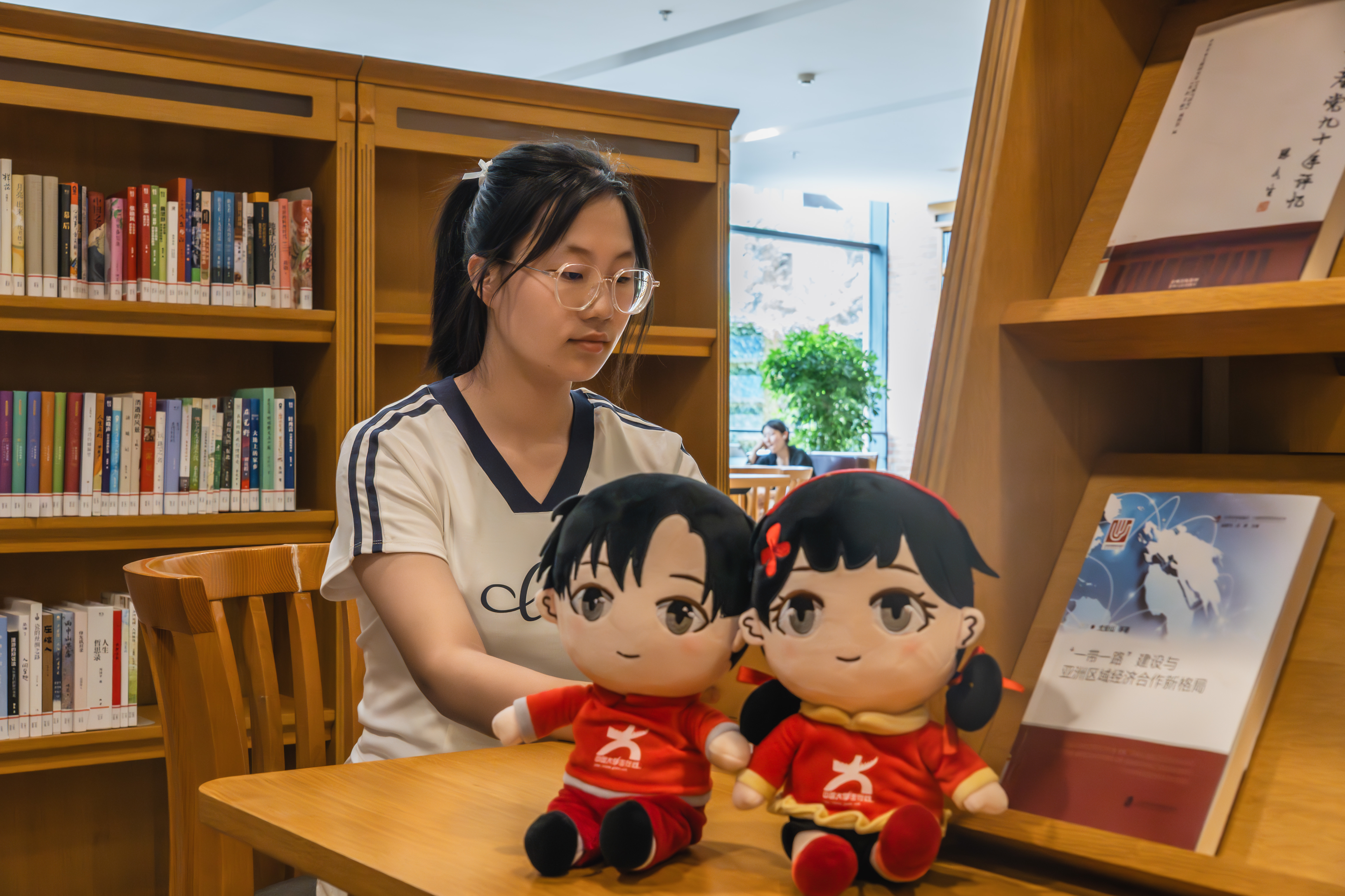 书香复习间，小中兄妹陪伴的阅读时光​