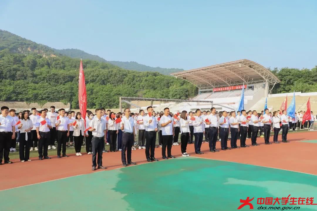 师生参加升旗仪式.jpg 师生参加升旗仪式.jpg