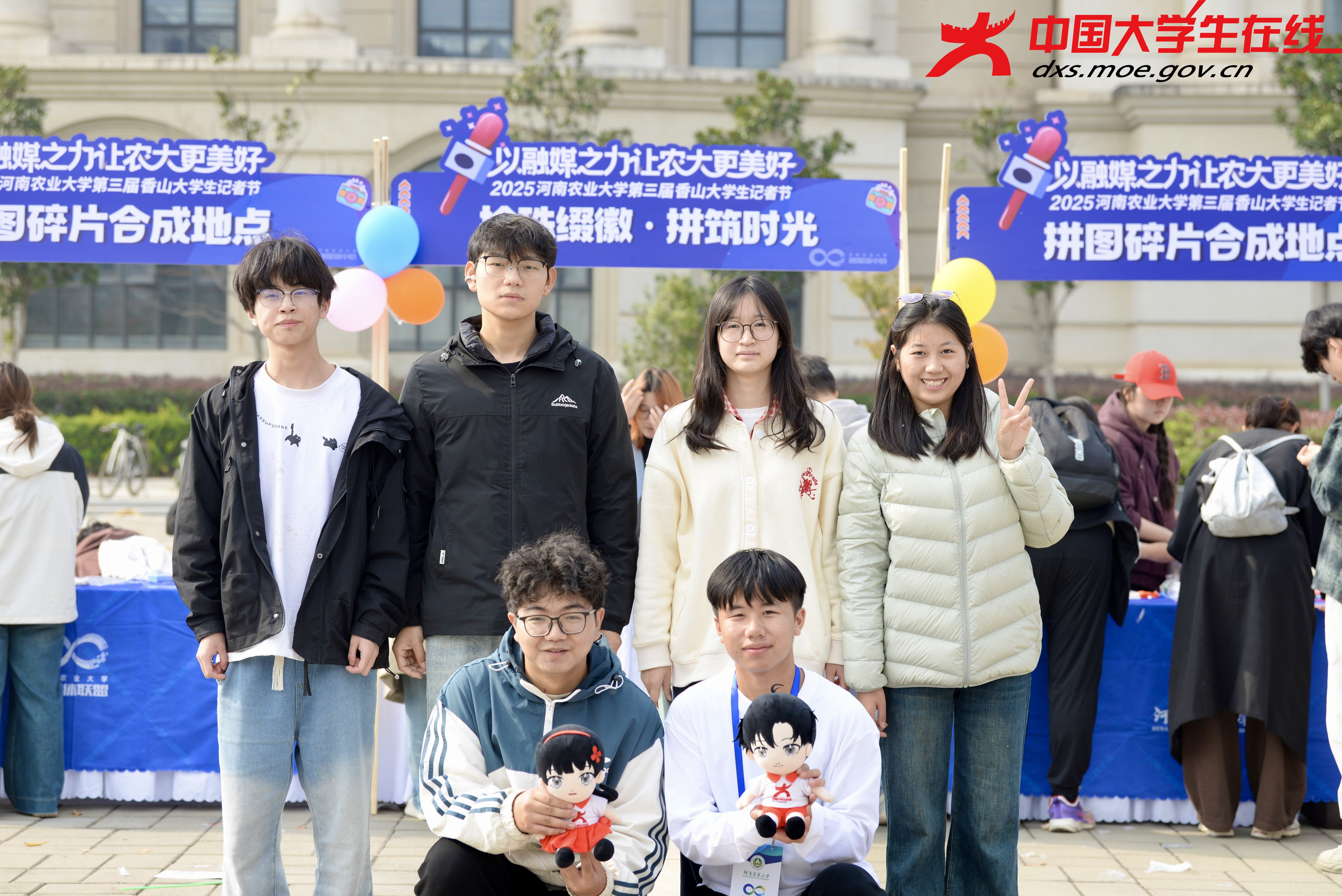 活动现场小中与学子进行合影留念（一） 来源：河南农业大学