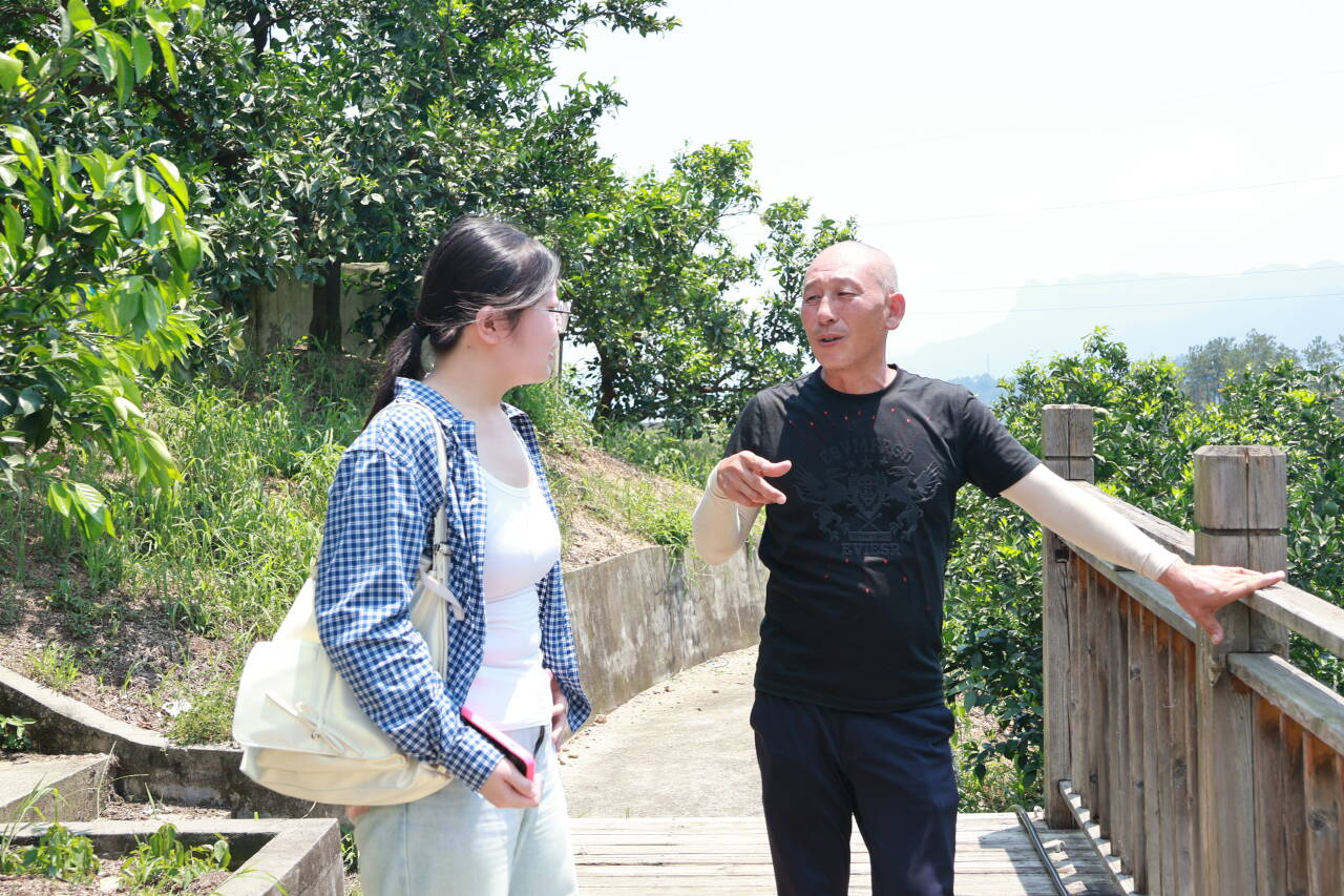 技术员董远寿向成员讲解 翟紫涵摄.jpg