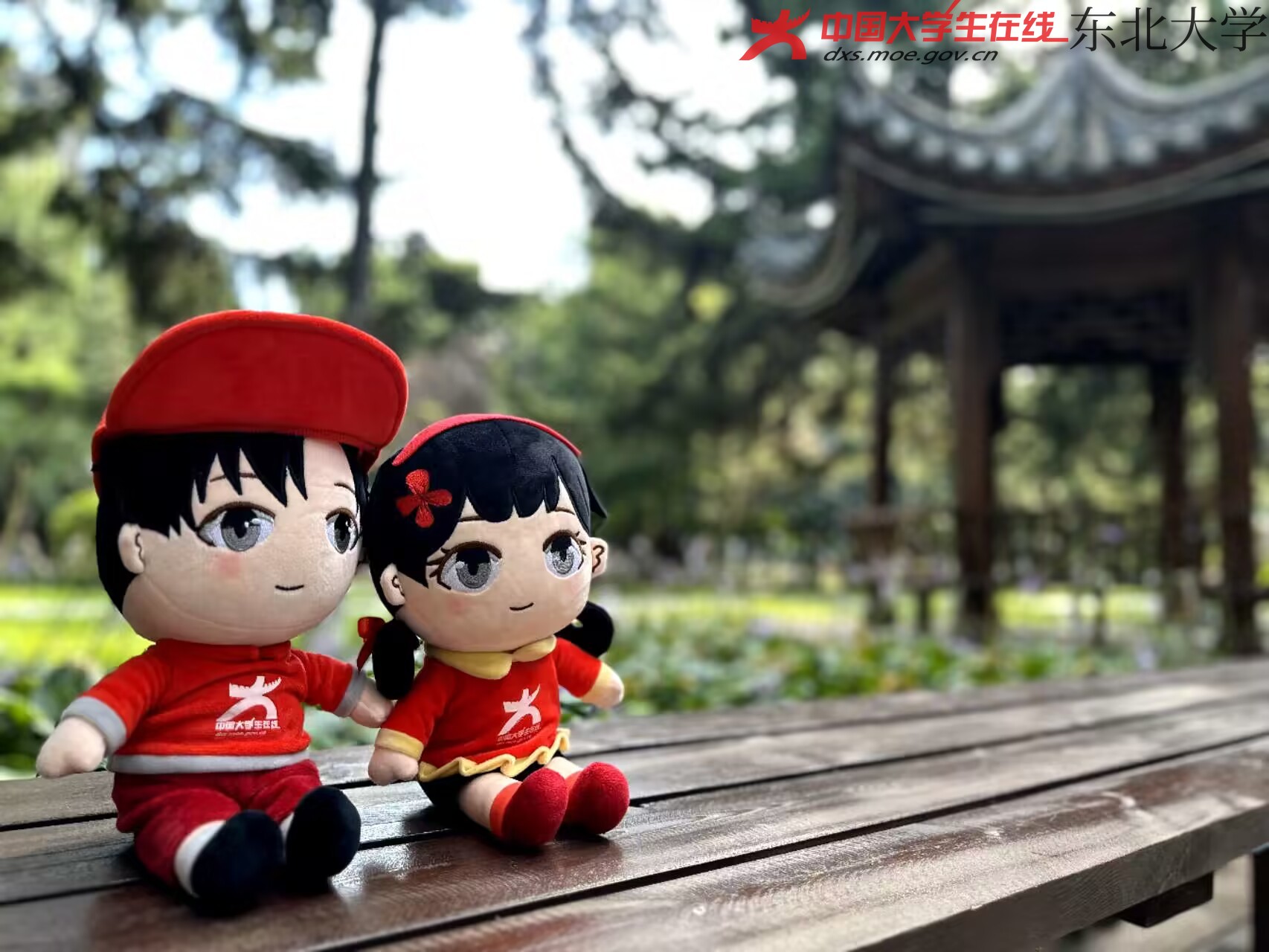 小中兄妹在东北大学，古朴的凉亭是校园中的一抹惬意