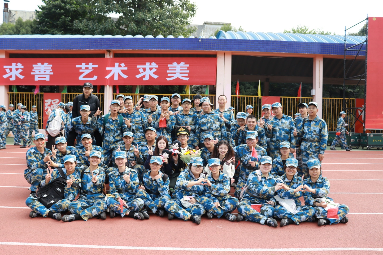 军训进行时||我校举行2019级新生军训检验性徒步行军拉练-江西服装学院