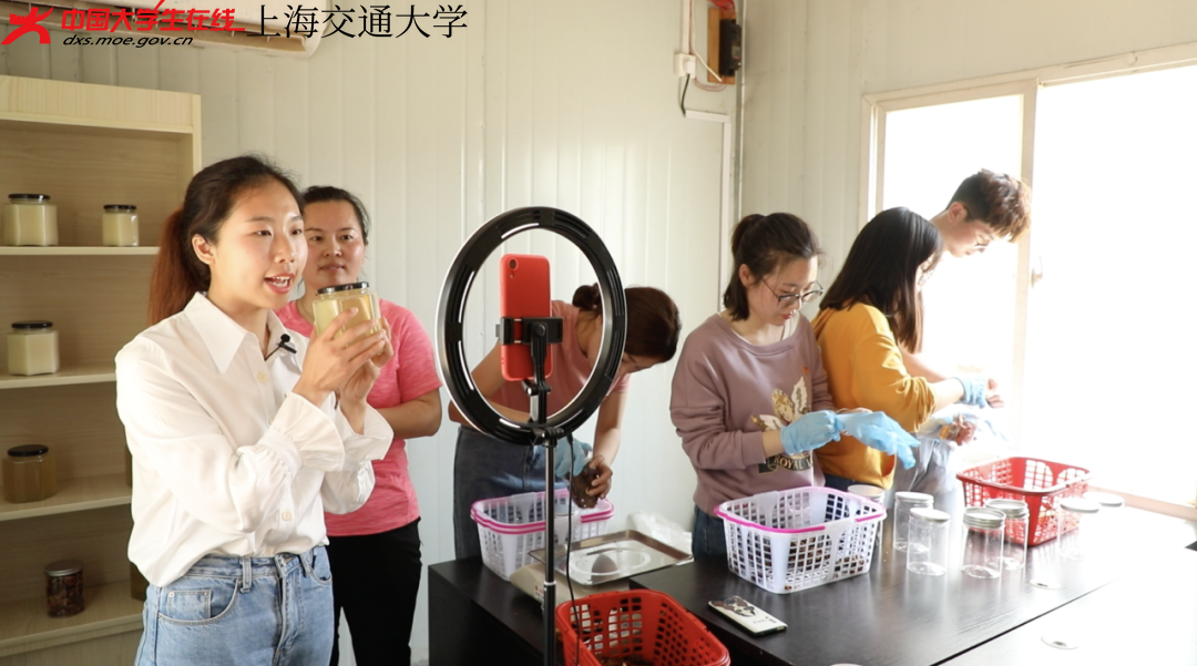 为家乡蜂蜜等农产品直播带货并助农增收.png 为家乡蜂蜜等农产品直播带货并助农增收.png