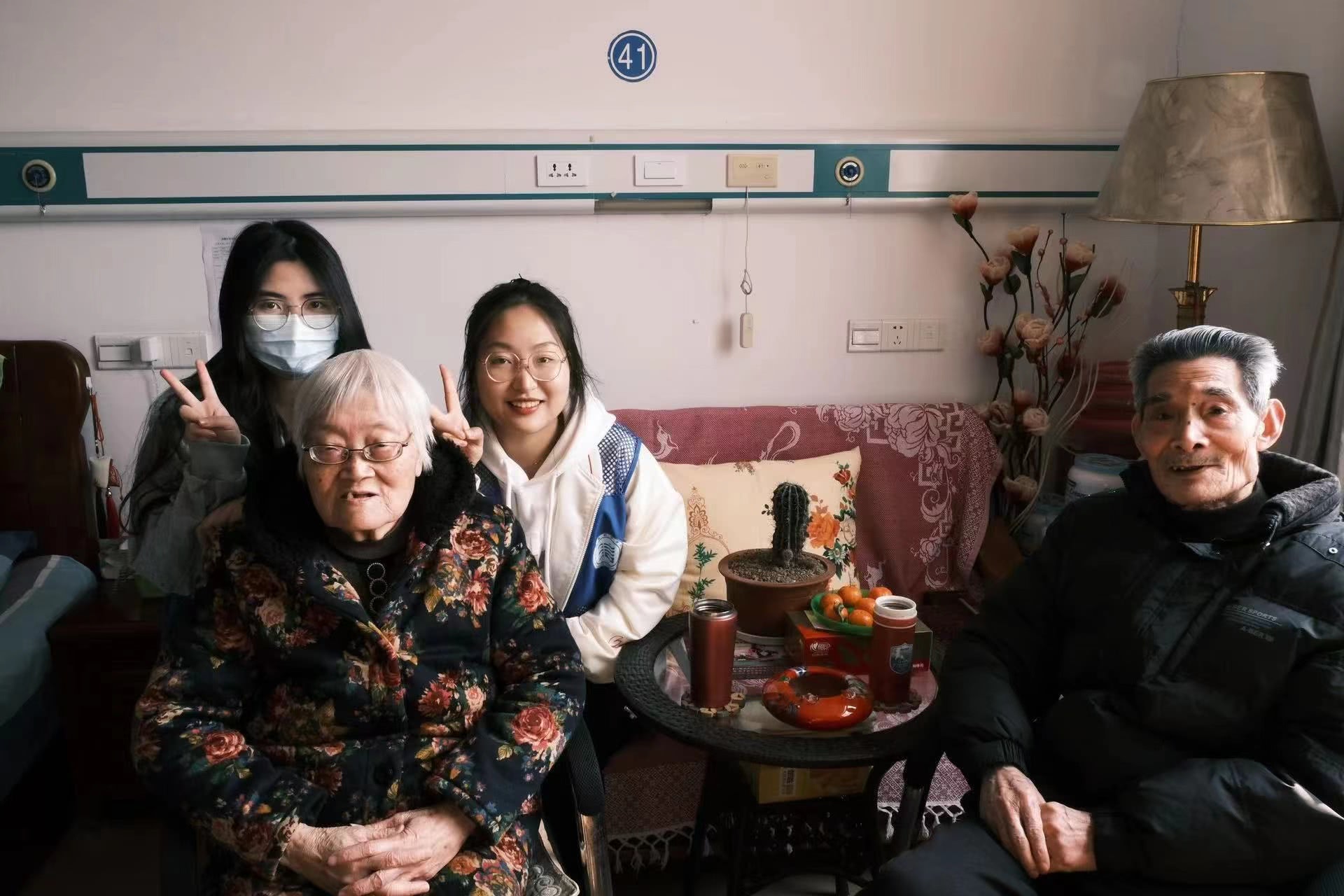 合照一张，记录与老人们的快乐时光