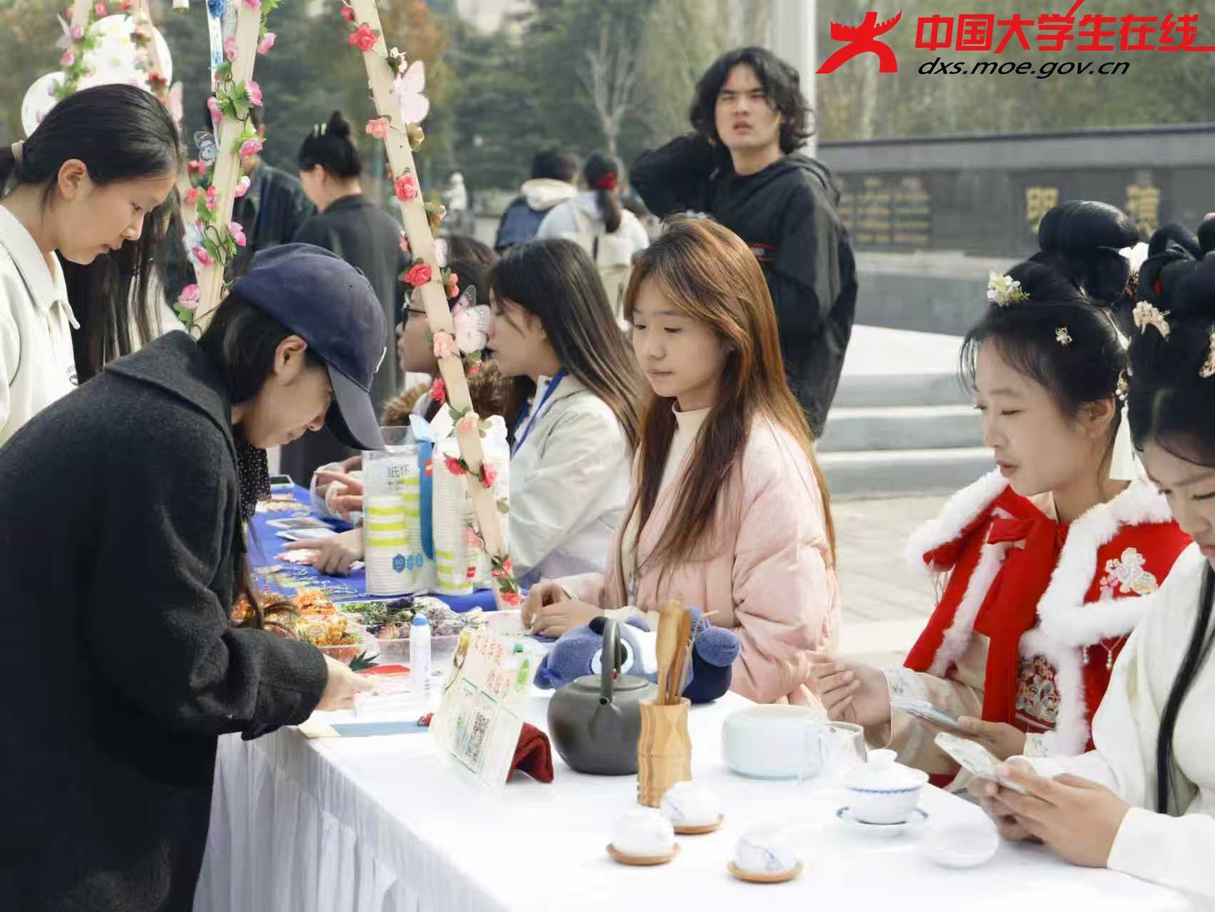学子游玩小游戏（三） 来源：河南农业大学